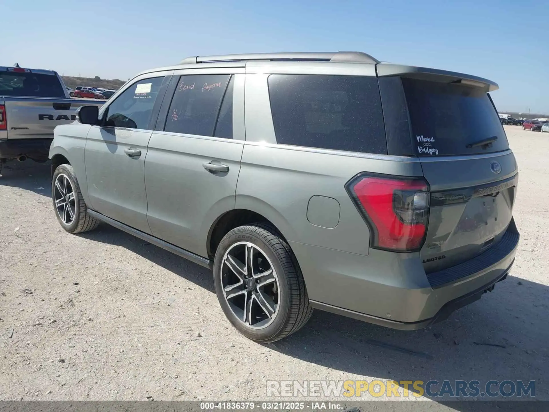 3 Photograph of a damaged car 1FMJU2AT6KEA37892 FORD EXPEDITION 2019