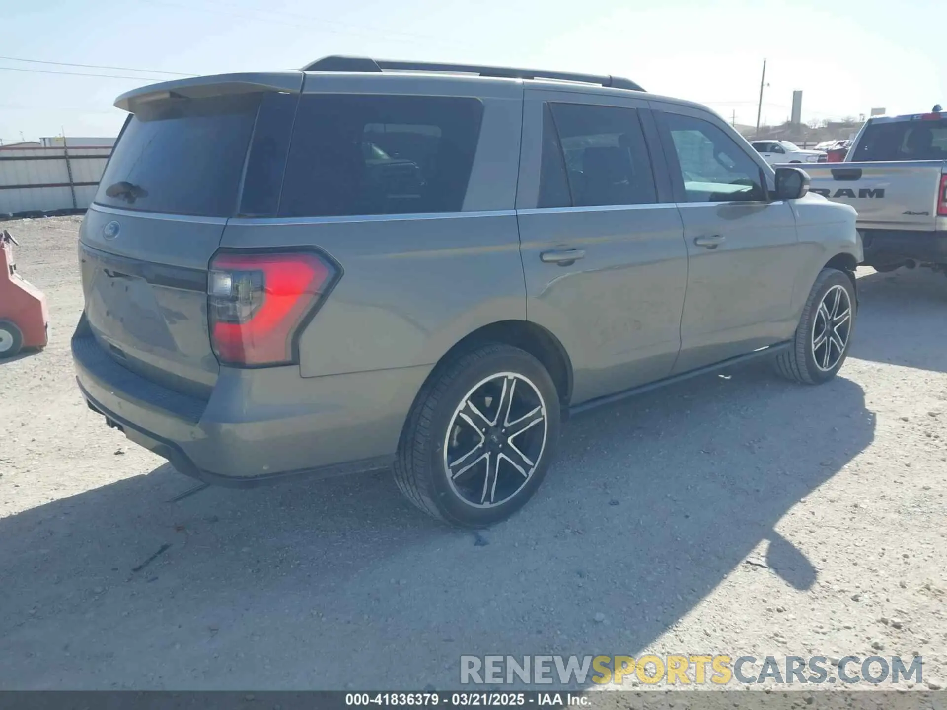 4 Photograph of a damaged car 1FMJU2AT6KEA37892 FORD EXPEDITION 2019