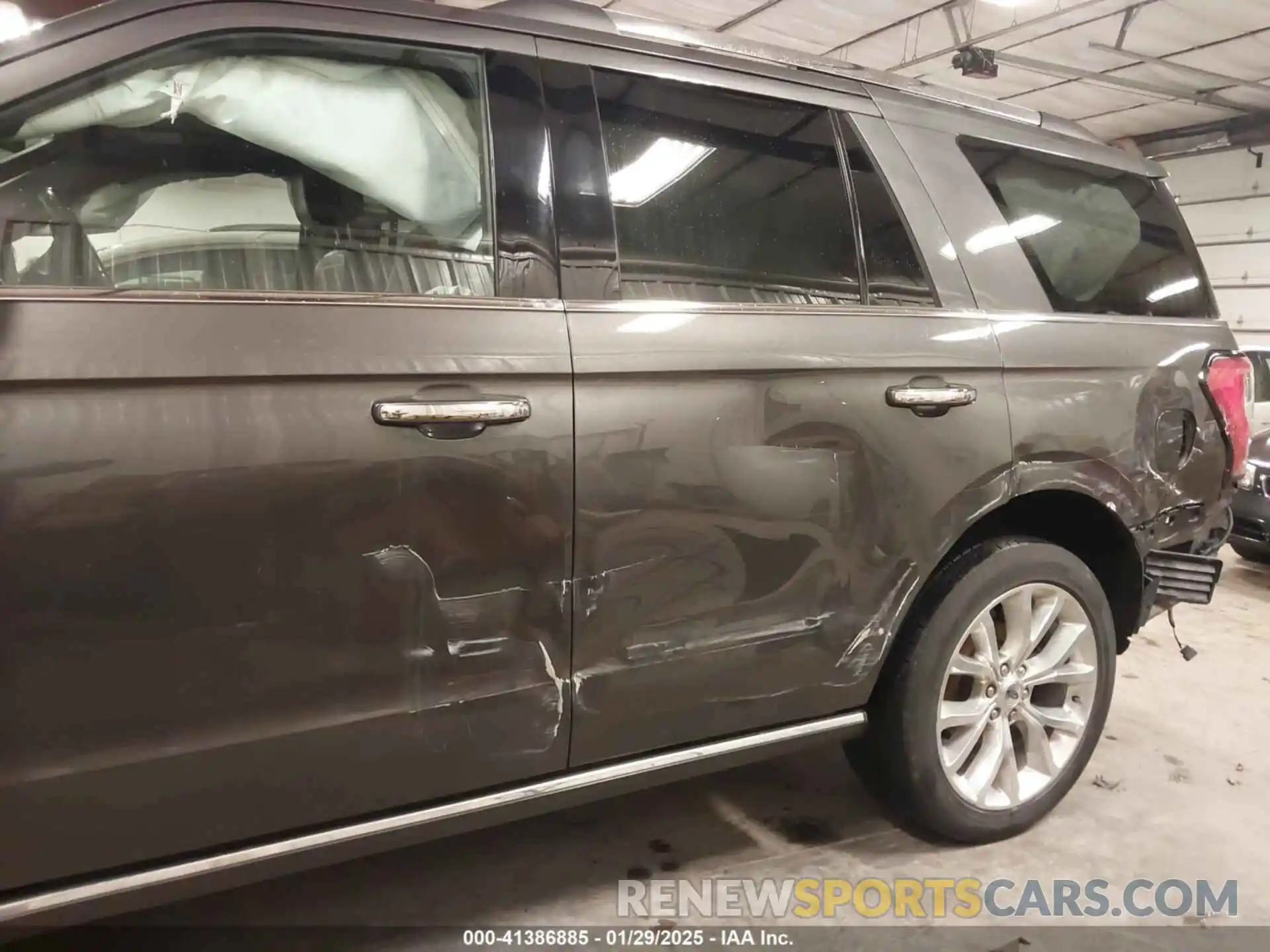 19 Photograph of a damaged car 1FMJU2AT7KEA42101 FORD EXPEDITION 2019