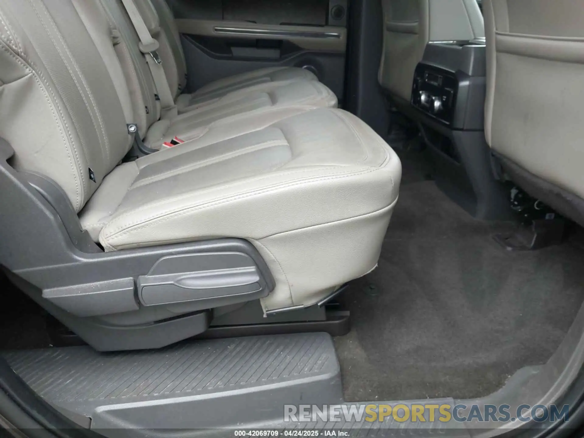 8 Photograph of a damaged car 1FMJK1KT8LEA11679 FORD EXPEDITION 2020