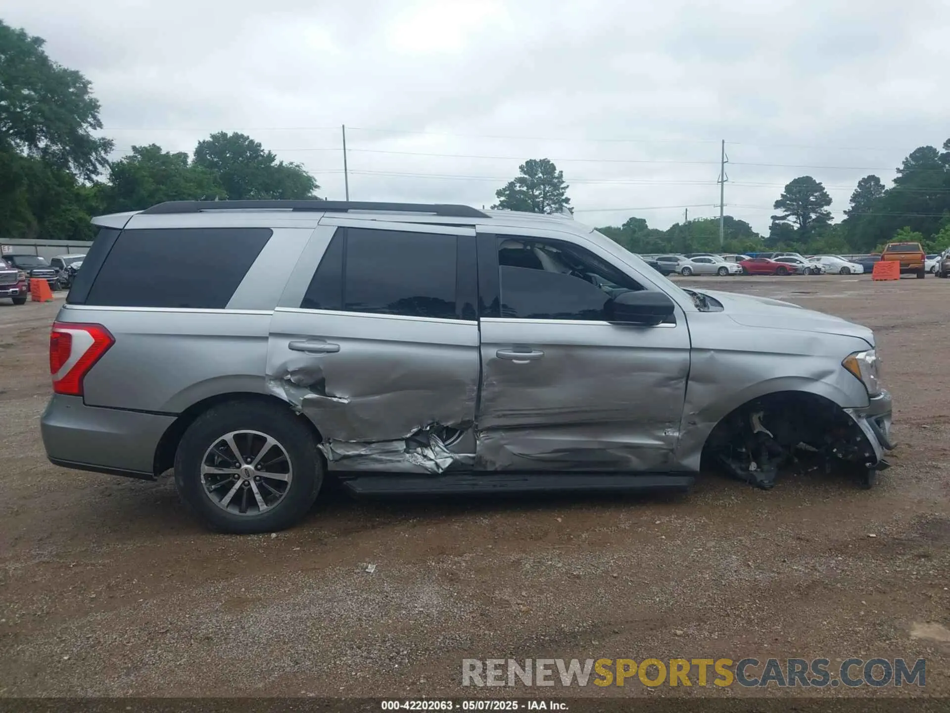 13 Photograph of a damaged car 1FMJU1FT8LEA72065 FORD EXPEDITION 2020