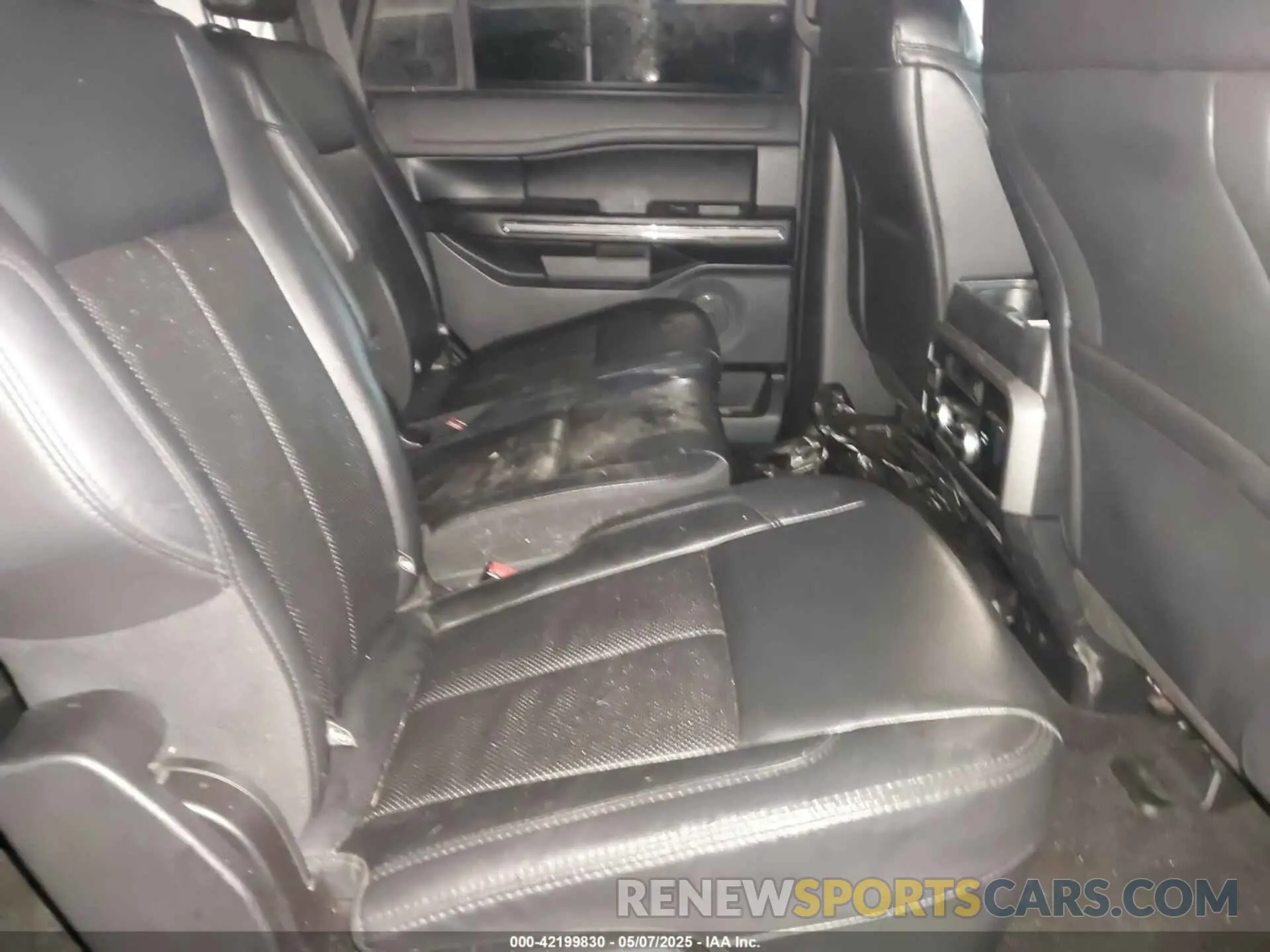 8 Photograph of a damaged car 1FMJU1HTXLEA13726 FORD EXPEDITION 2020