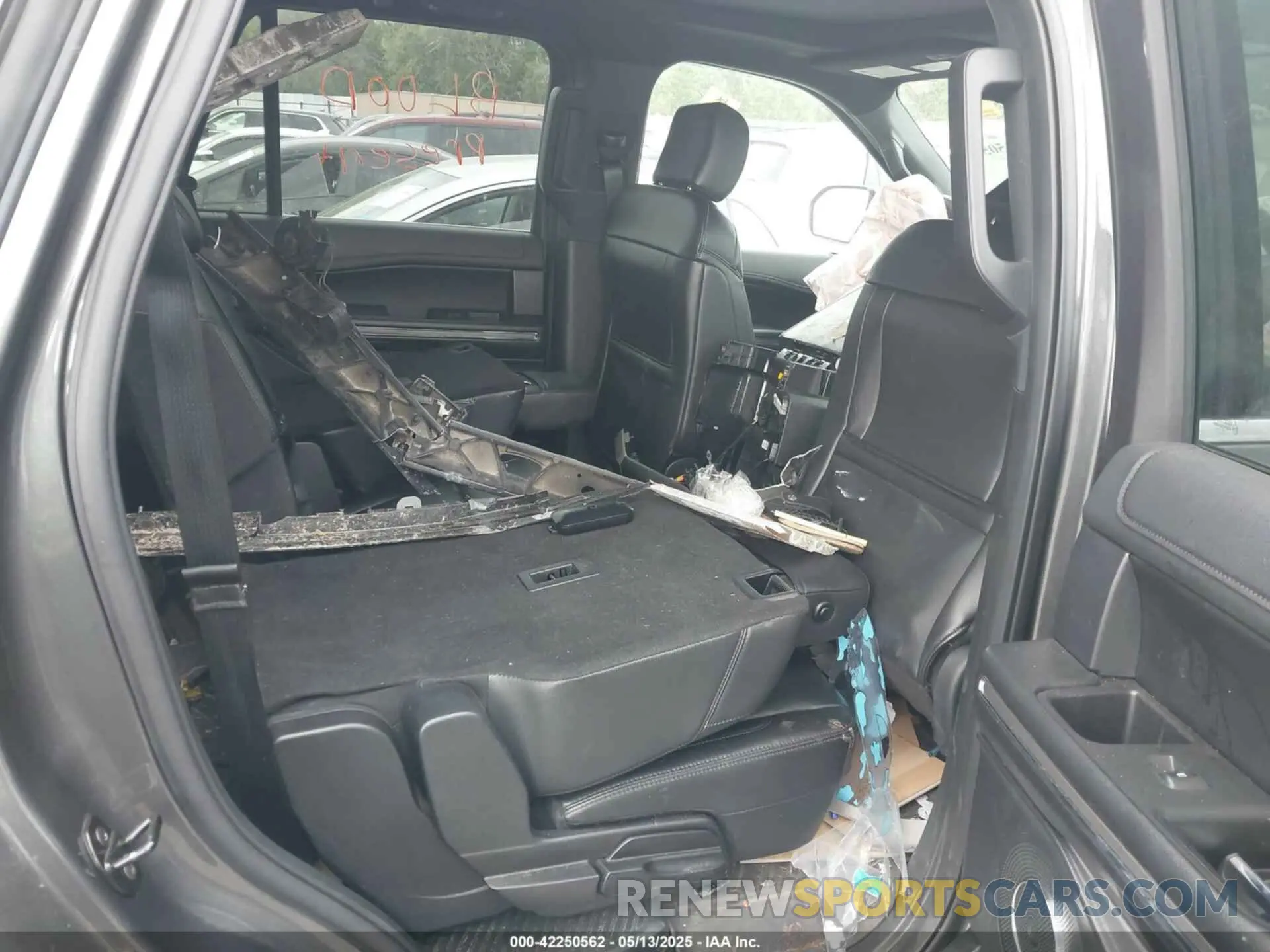 8 Photograph of a damaged car 1FMJU1JT8LEA13492 FORD EXPEDITION 2020