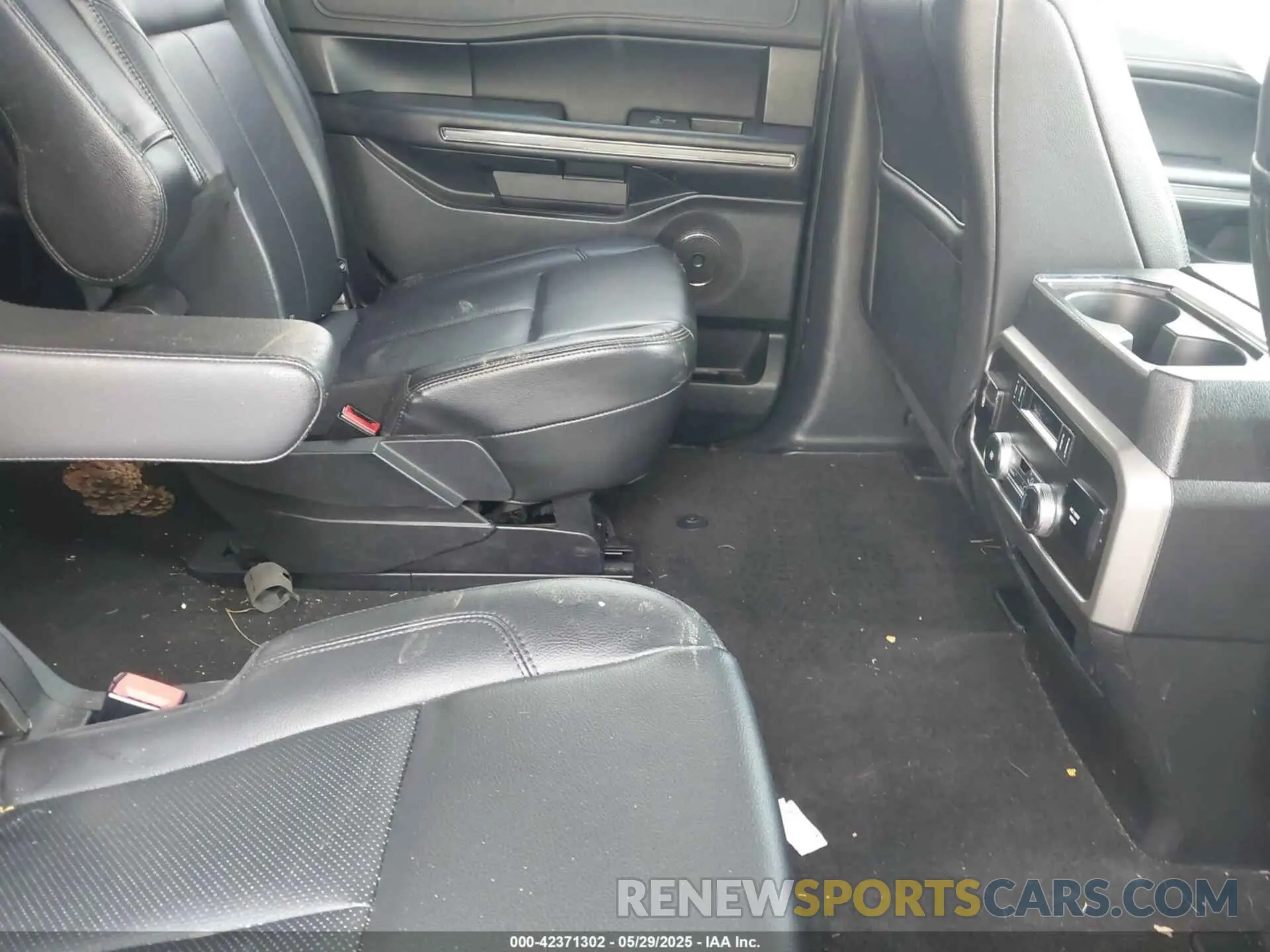 8 Photograph of a damaged car 1FMJU1JTXLEA63519 FORD EXPEDITION 2020