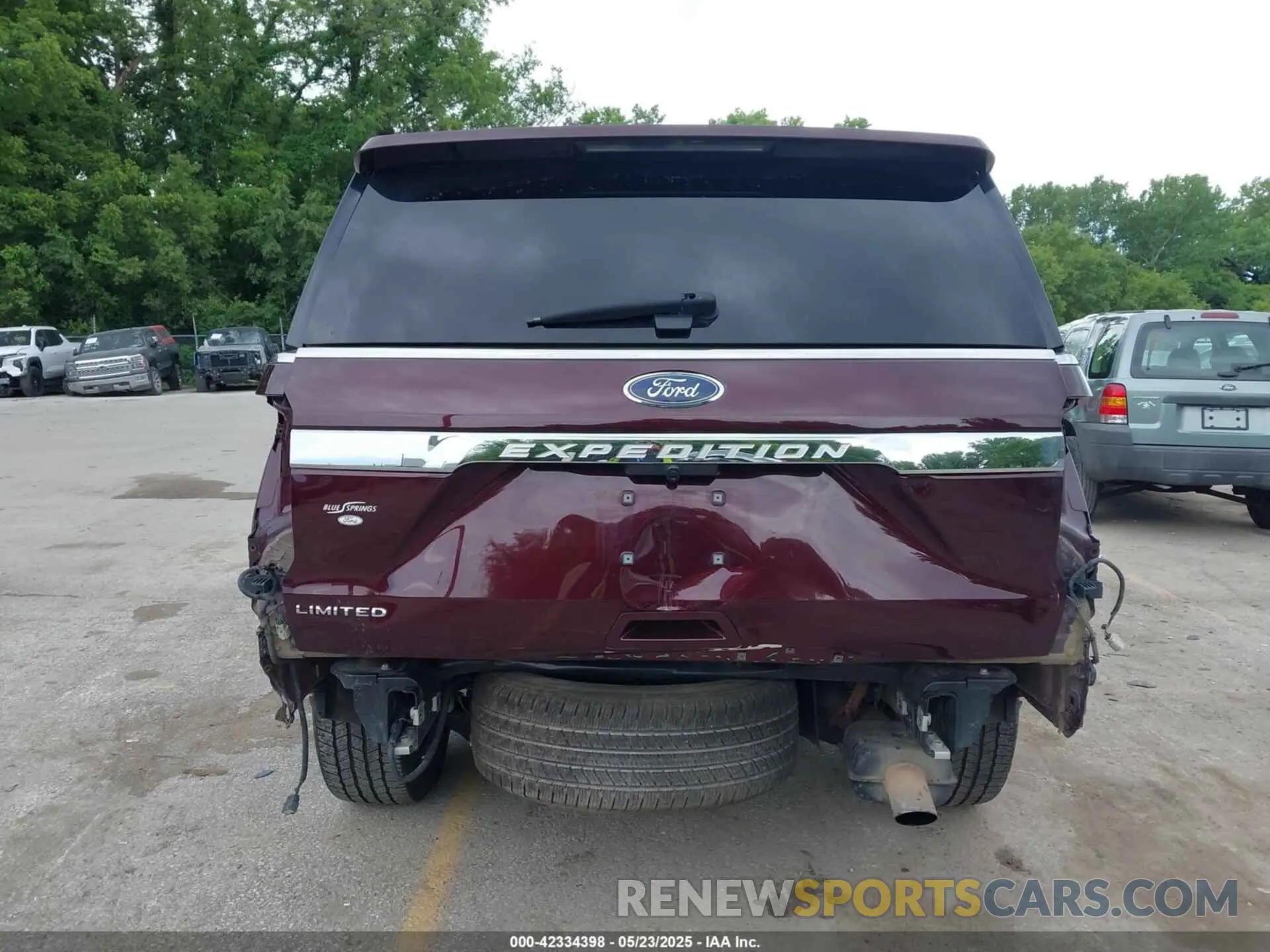 17 Photograph of a damaged car 1FMJU2AT4LEA11972 FORD EXPEDITION 2020