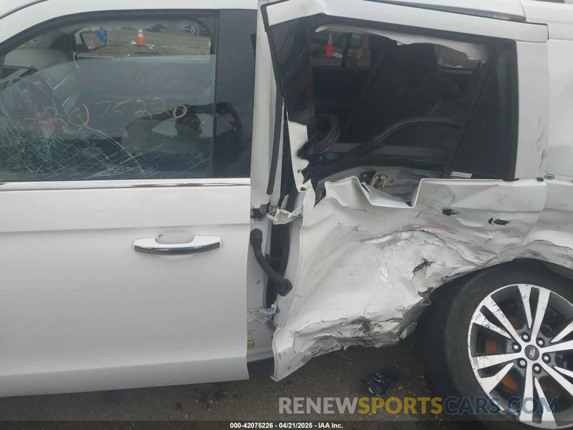 15 Photograph of a damaged car 1FMJU2AT6LEA43192 FORD EXPEDITION 2020