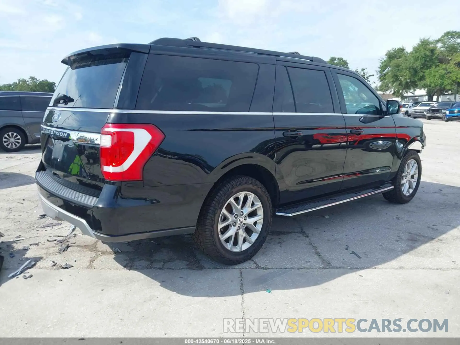 4 Photograph of a damaged car 1FMJK1HTXMEA82858 FORD EXPEDITION 2021