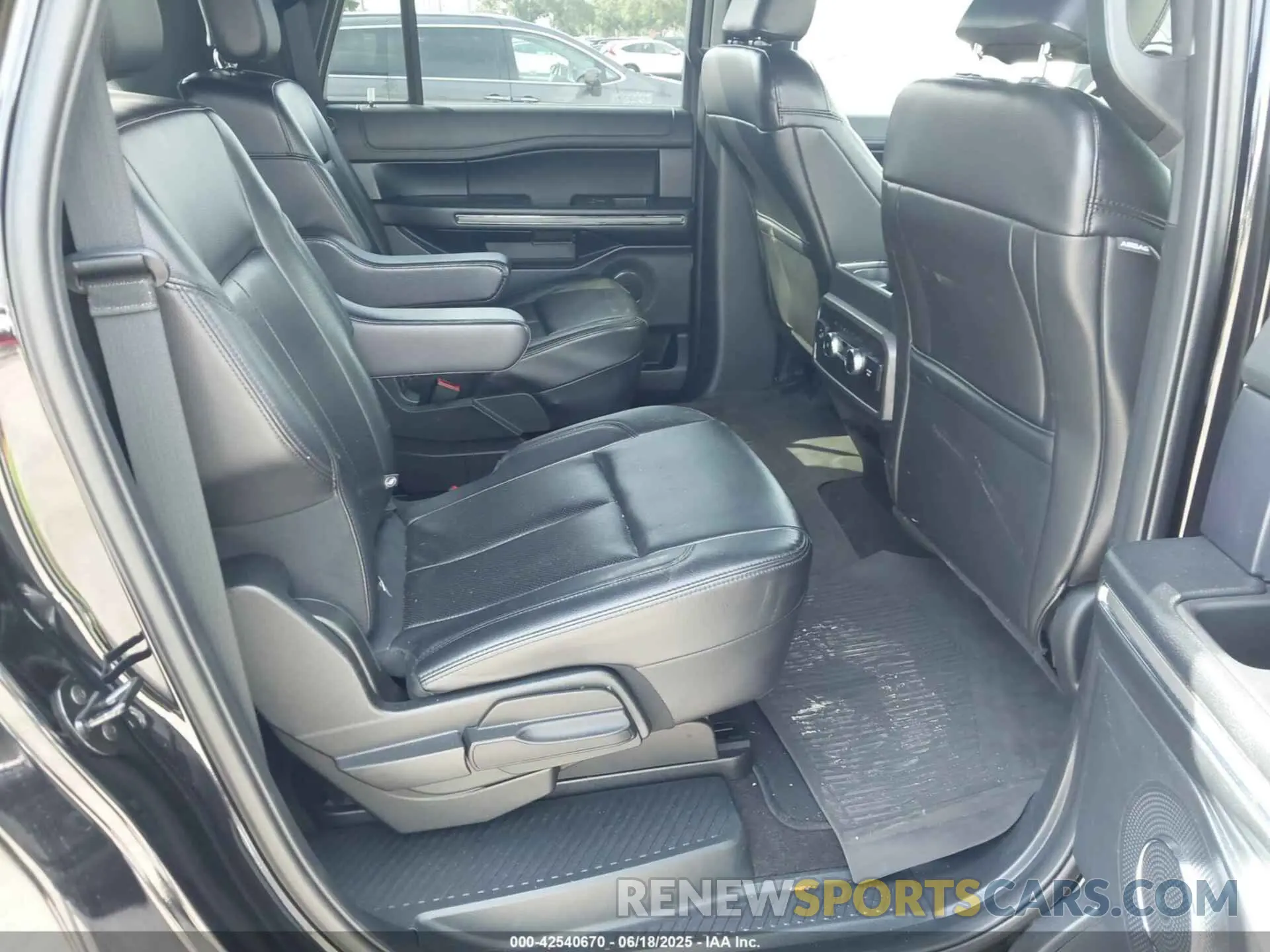 8 Photograph of a damaged car 1FMJK1HTXMEA82858 FORD EXPEDITION 2021