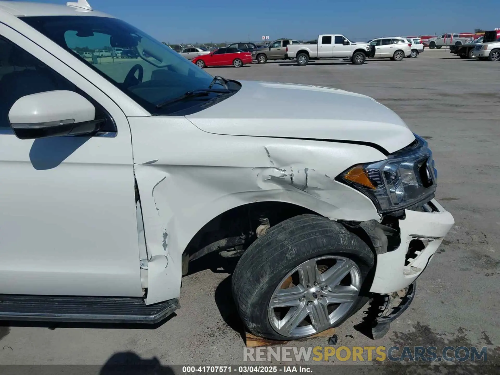 18 Photograph of a damaged car 1FMJU1HT4MEA76807 FORD EXPEDITION 2021