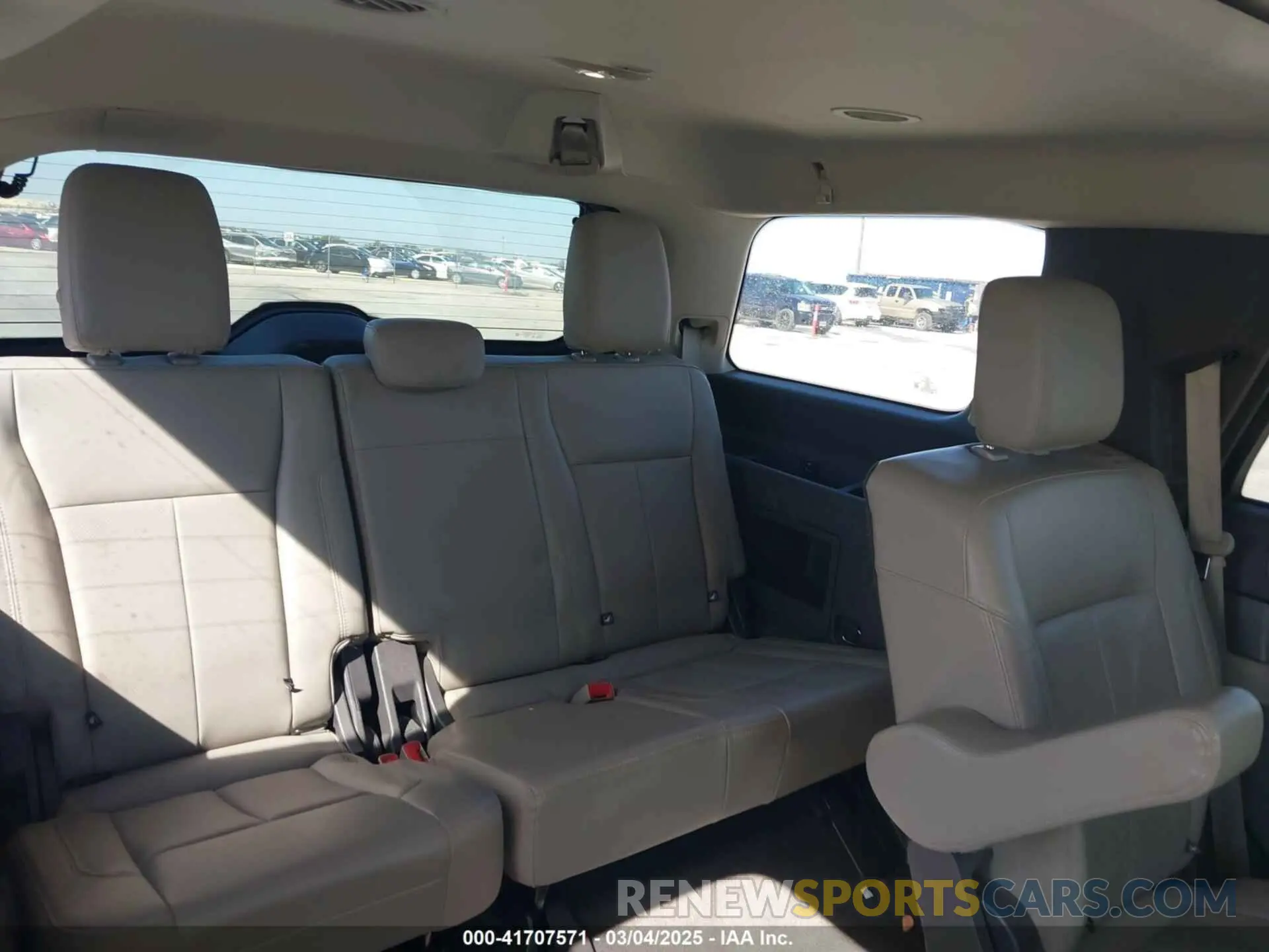 8 Photograph of a damaged car 1FMJU1HT4MEA76807 FORD EXPEDITION 2021