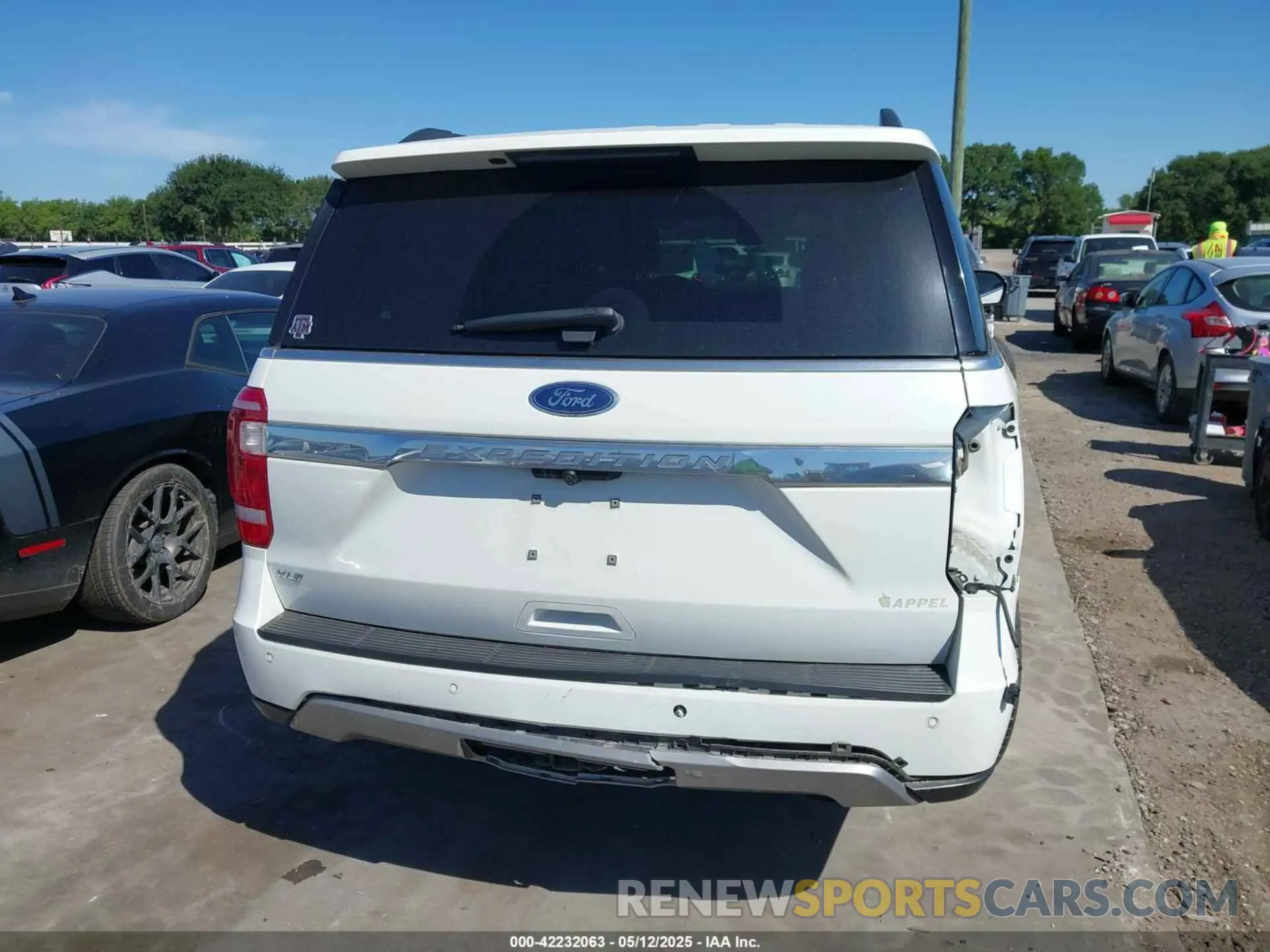 16 Photograph of a damaged car 1FMJU1HT6MEA89025 FORD EXPEDITION 2021