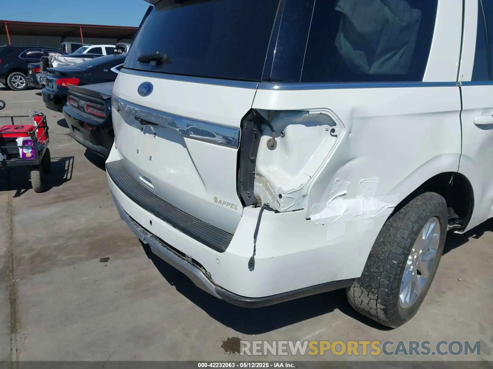 18 Photograph of a damaged car 1FMJU1HT6MEA89025 FORD EXPEDITION 2021