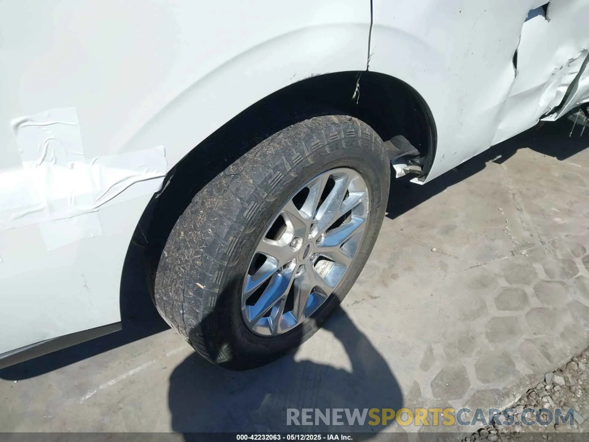 19 Photograph of a damaged car 1FMJU1HT6MEA89025 FORD EXPEDITION 2021