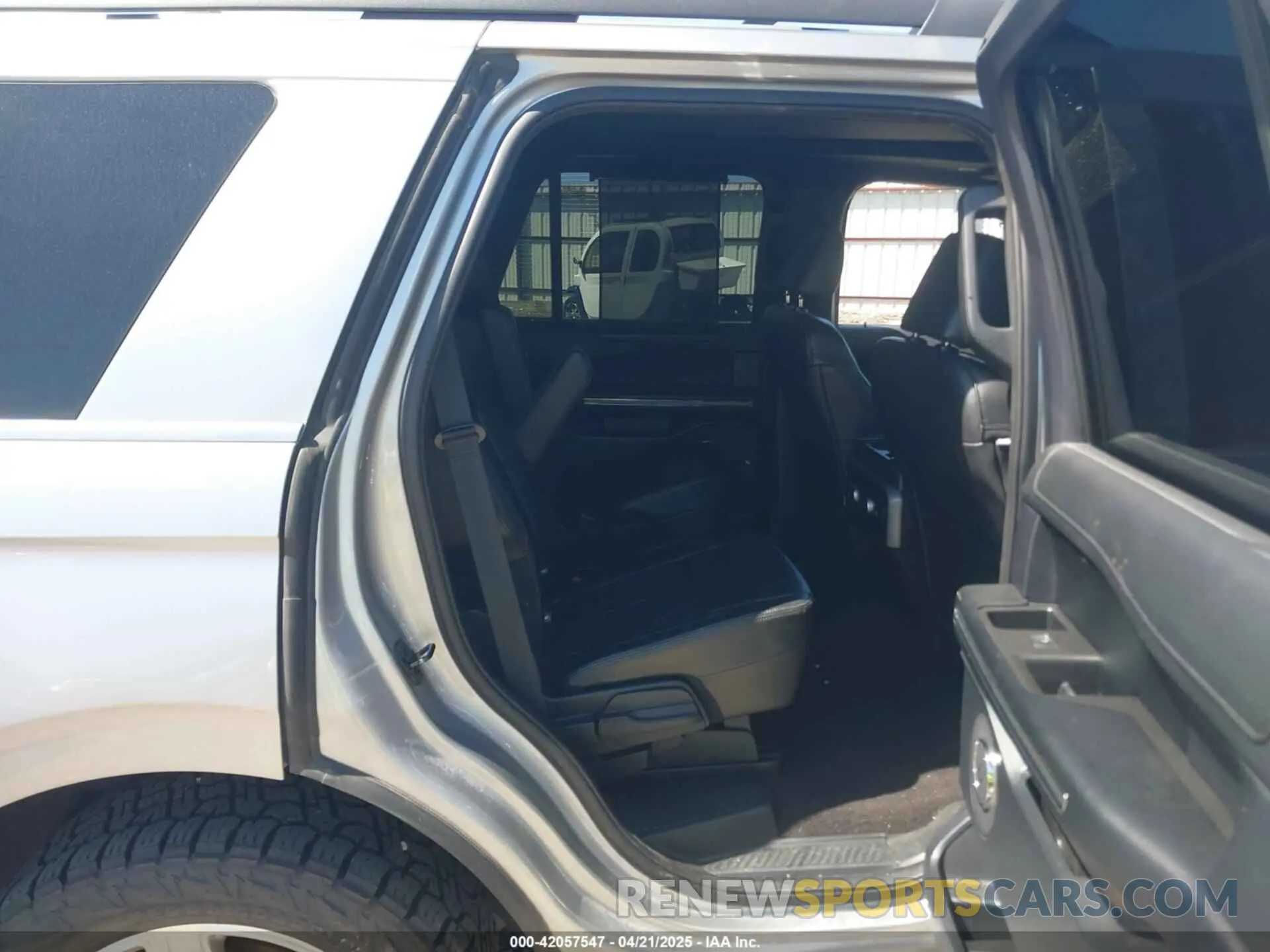 8 Photograph of a damaged car 1FMJU1HT9MEA33614 FORD EXPEDITION 2021