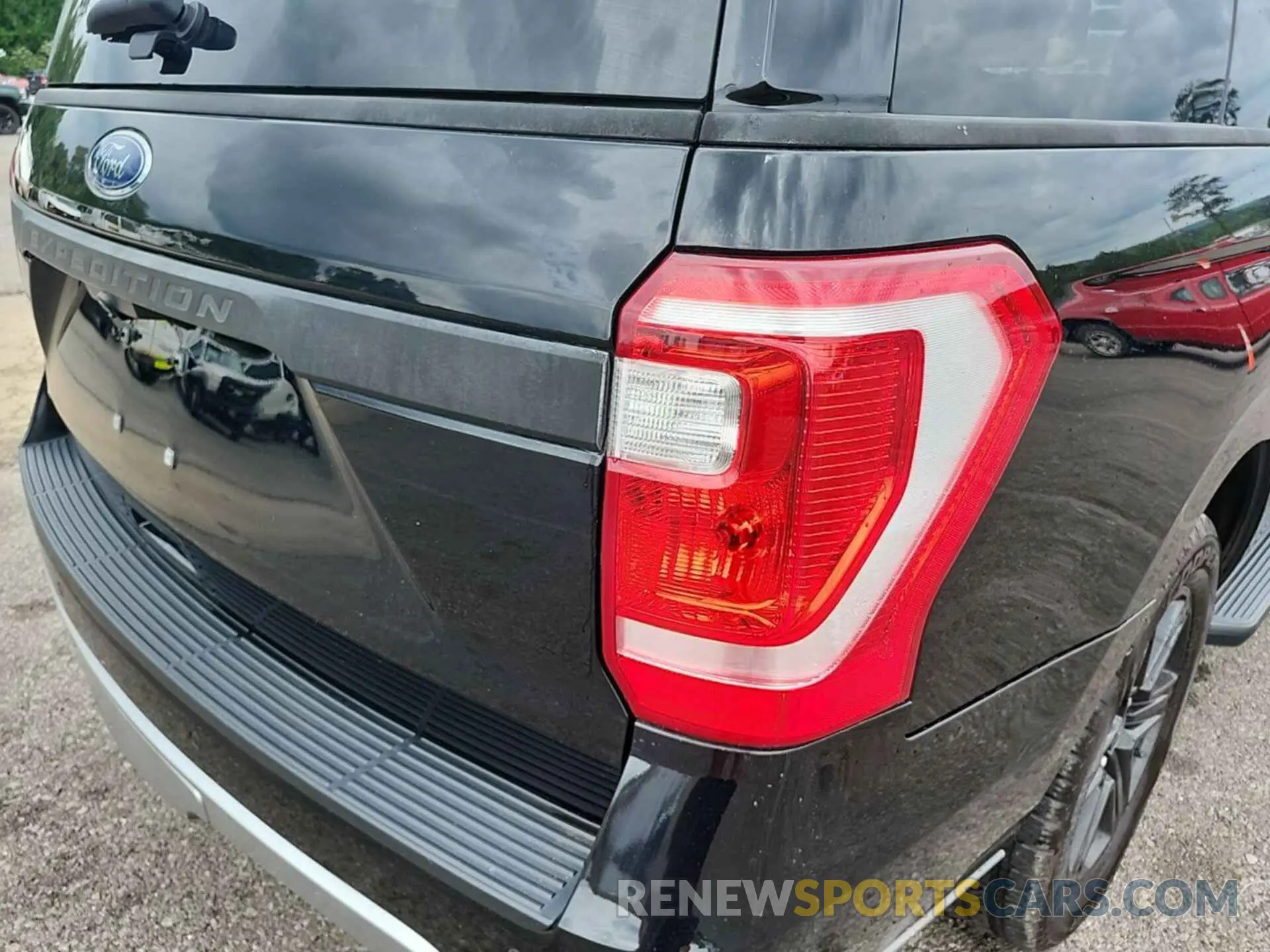 2 Photograph of a damaged car 1FMJU1HTXMEA37462 FORD EXPEDITION 2021