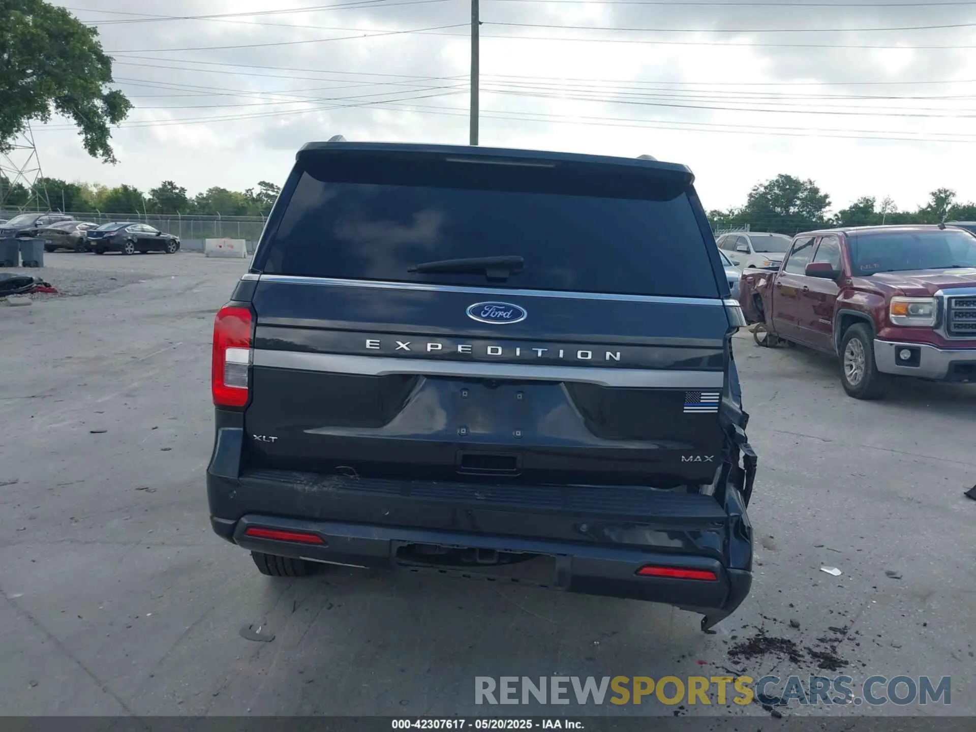 17 Photograph of a damaged car 1FMJK1HT8NEA25897 FORD EXPEDITION 2022