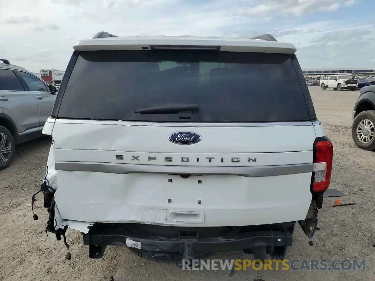6 Photograph of a damaged car 1FMJU1FT1NEA52999 FORD EXPEDITION 2022