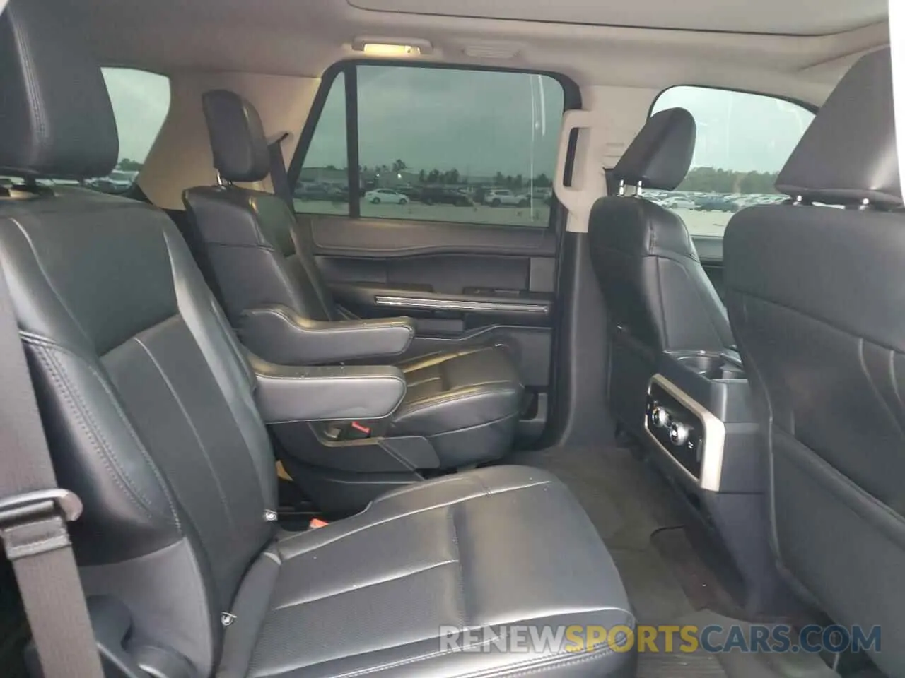 11 Photograph of a damaged car 1FMJU1HT6NEA18229 FORD EXPEDITION 2022