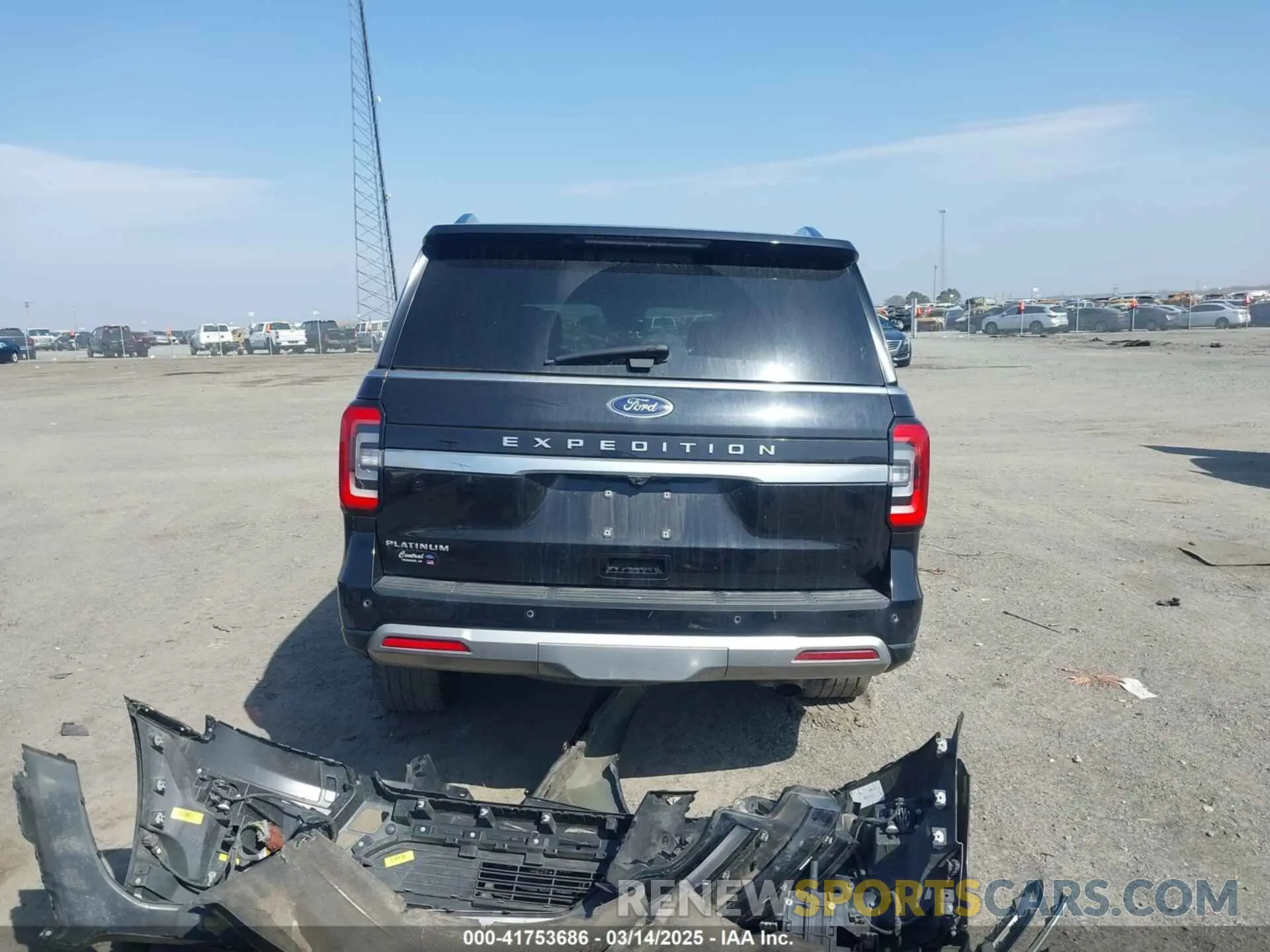 17 Photograph of a damaged car 1FMJU1MT0NEA10620 FORD EXPEDITION 2022