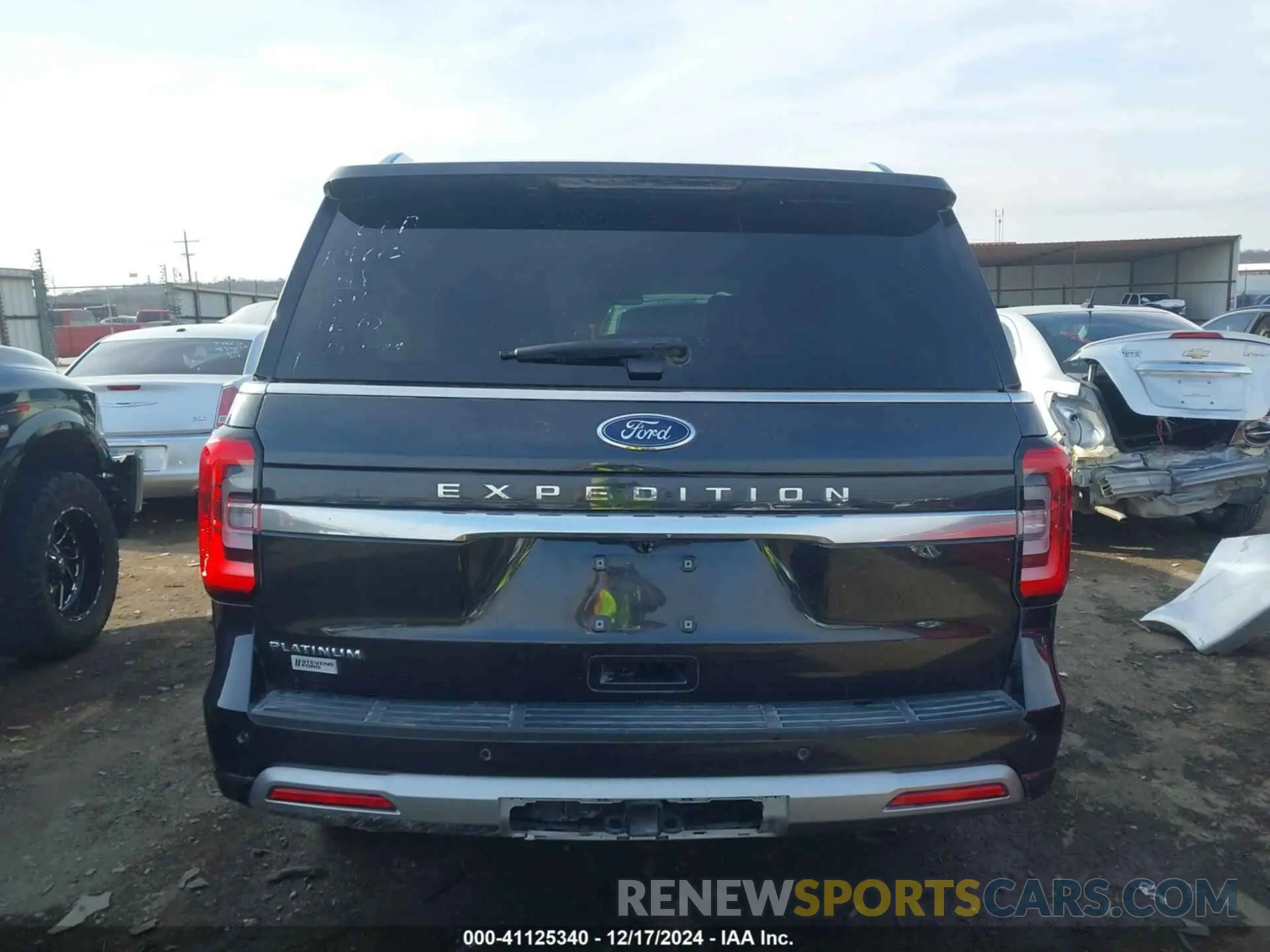 17 Photograph of a damaged car 1FMJU1MT4NEA00365 FORD EXPEDITION 2022