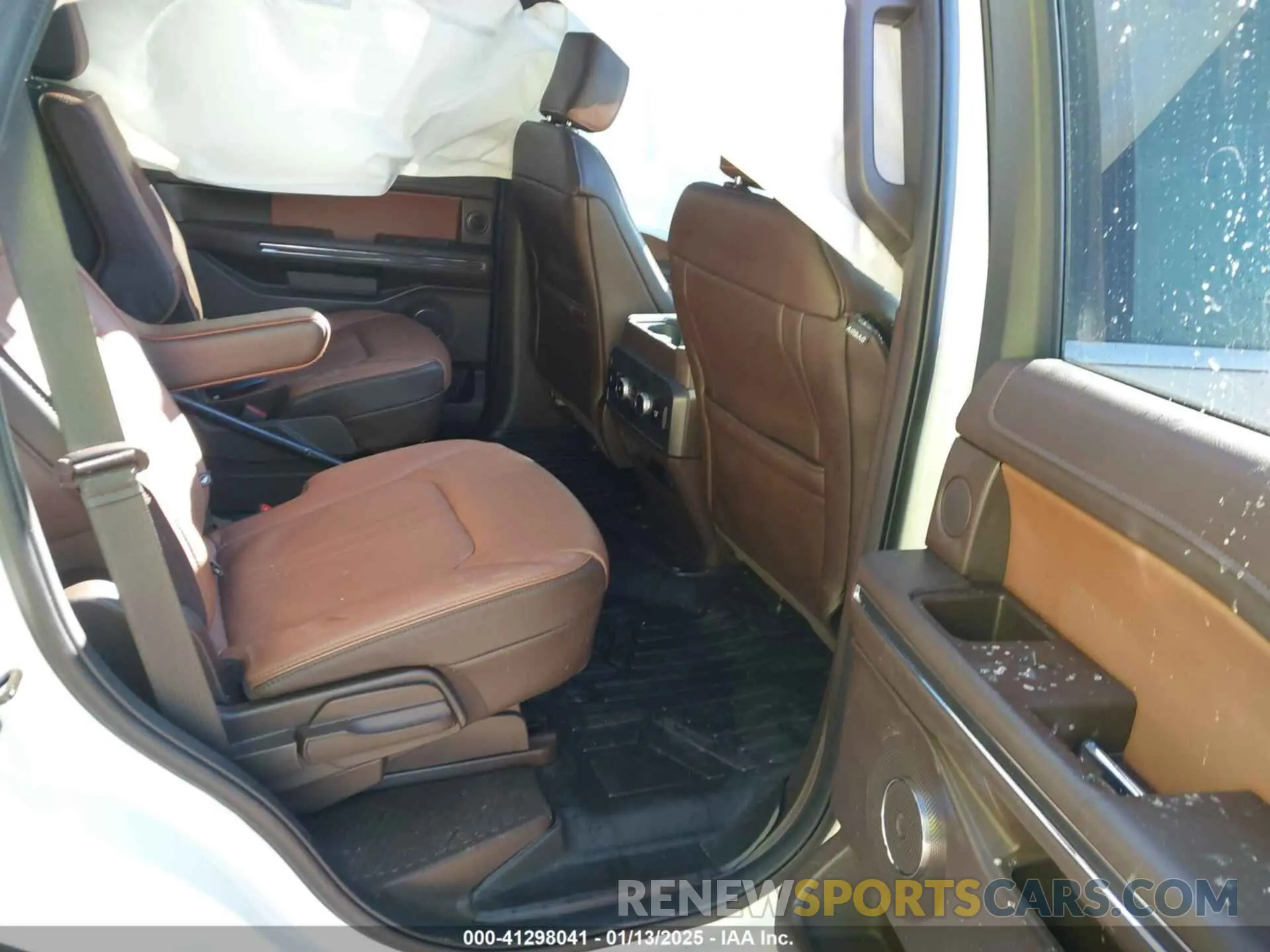 8 Photograph of a damaged car 1FMJU1PT2NEA07911 FORD EXPEDITION 2022