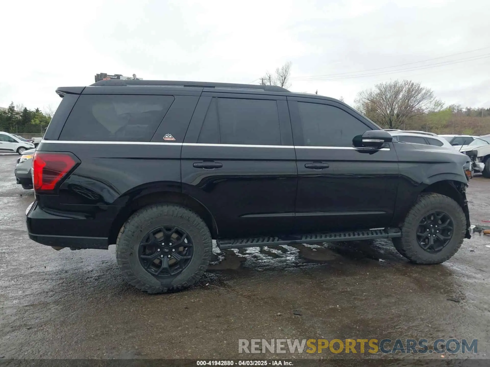 13 Photograph of a damaged car 1FMJU1RT2NEA18033 FORD EXPEDITION 2022