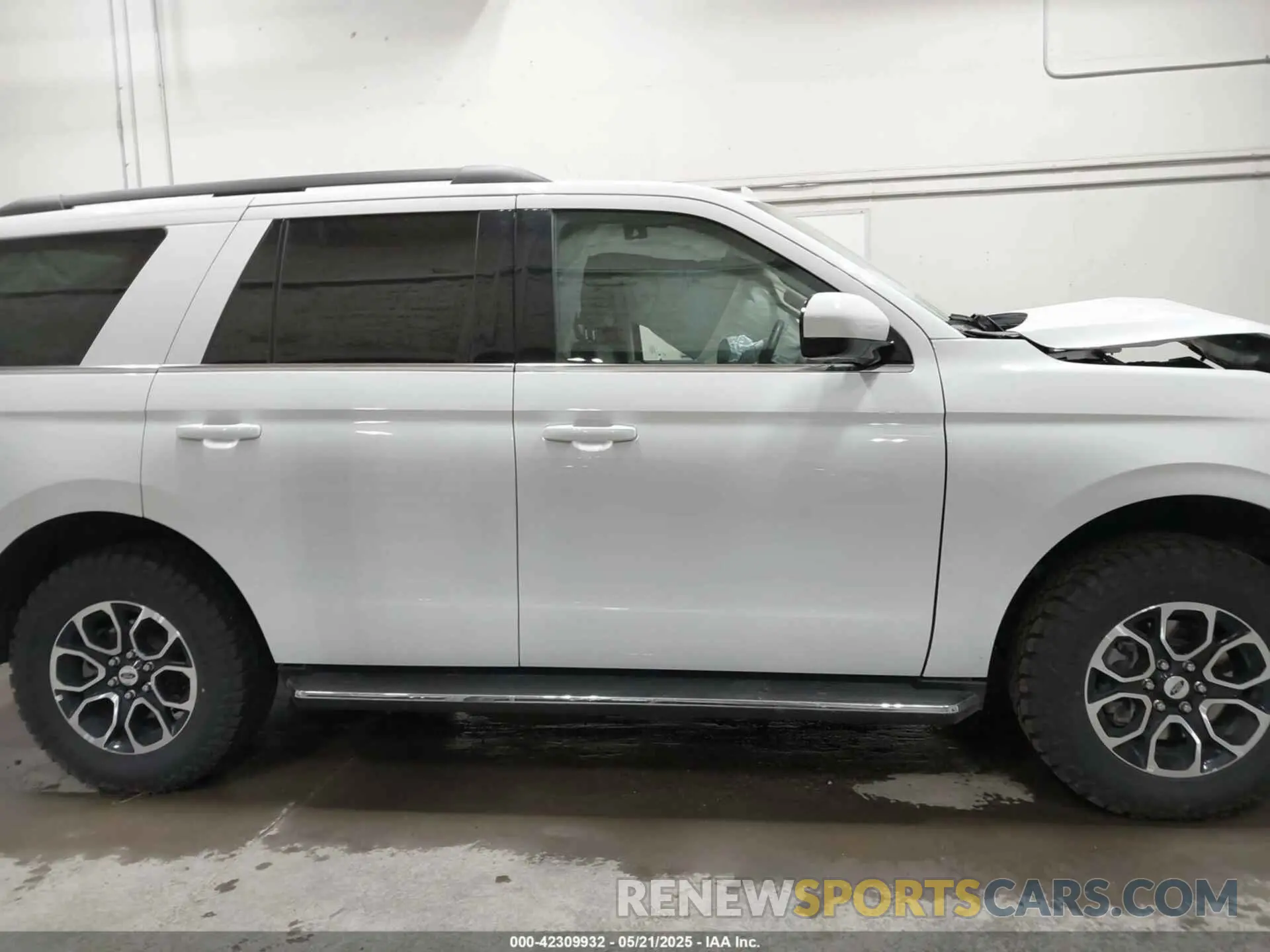 13 Photograph of a damaged car 1FMJU1J83PEA51200 FORD EXPEDITION 2023