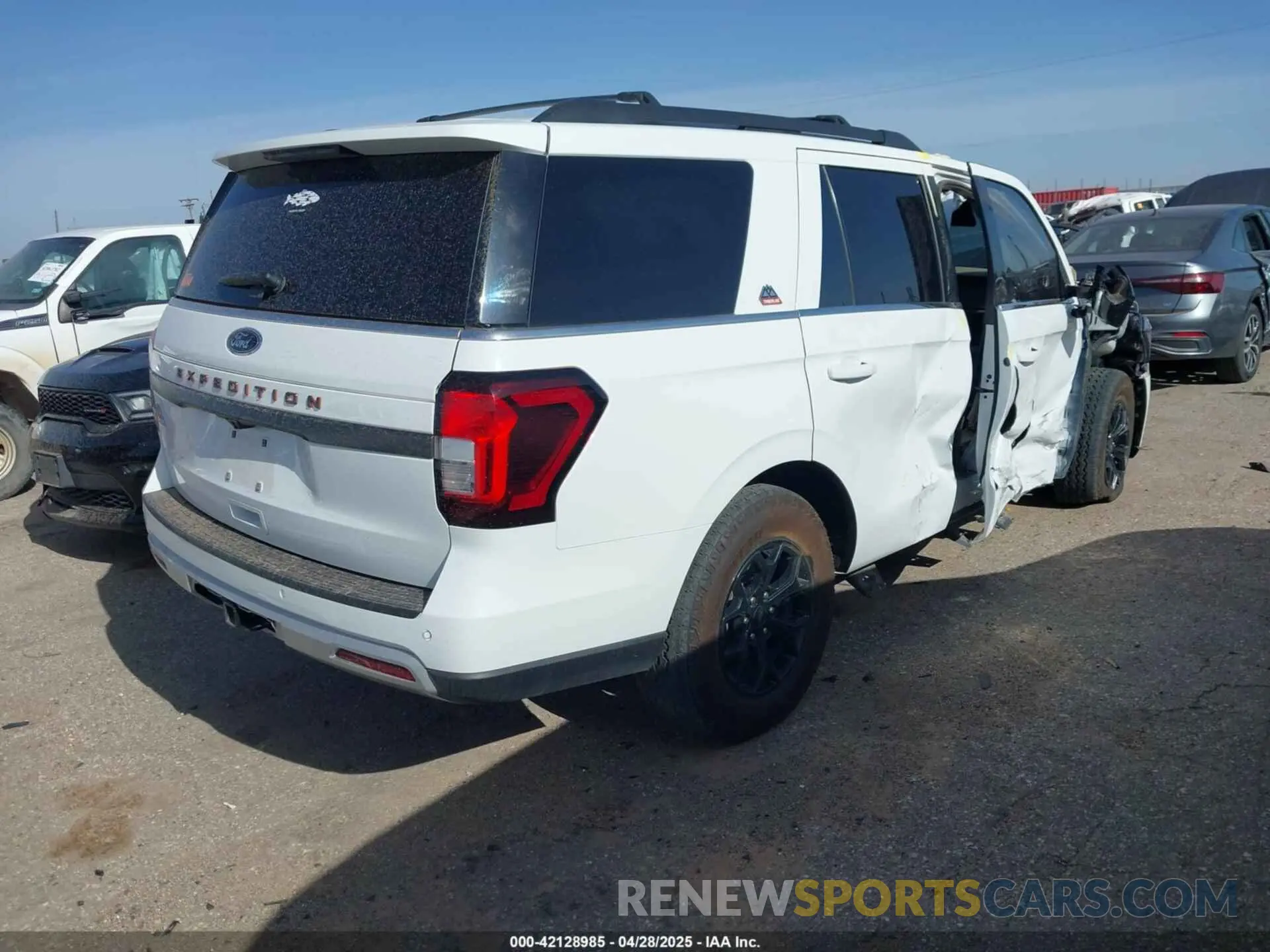 4 Photograph of a damaged car 1FMJU1RG7PEA18082 FORD EXPEDITION 2023