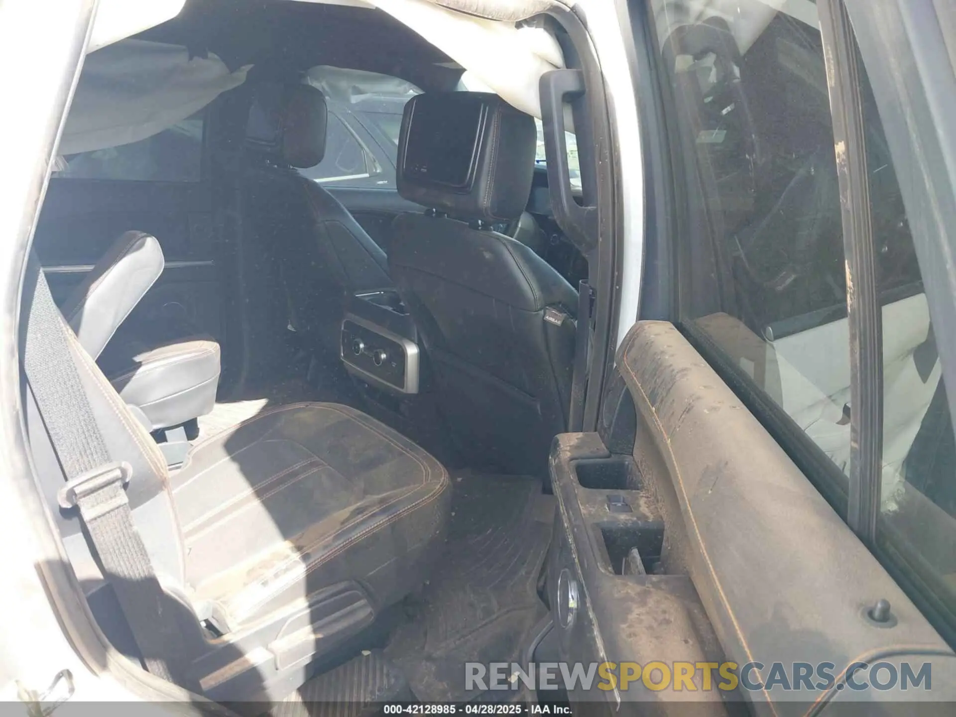 8 Photograph of a damaged car 1FMJU1RG7PEA18082 FORD EXPEDITION 2023