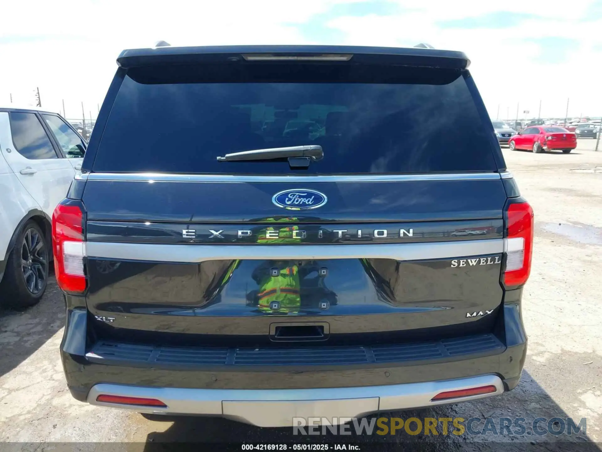 17 Photograph of a damaged car 1FMJK1H87REA37010 FORD EXPEDITION 2024