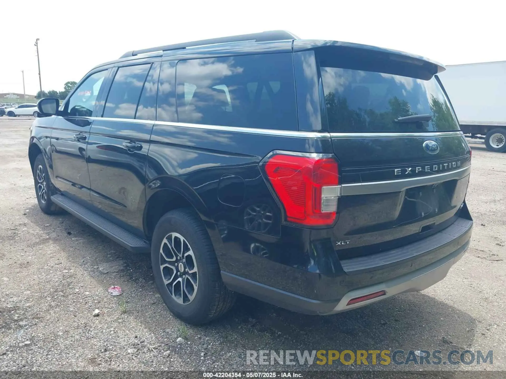 3 Photograph of a damaged car 1FMJK1J8XREA24875 FORD EXPEDITION 2024