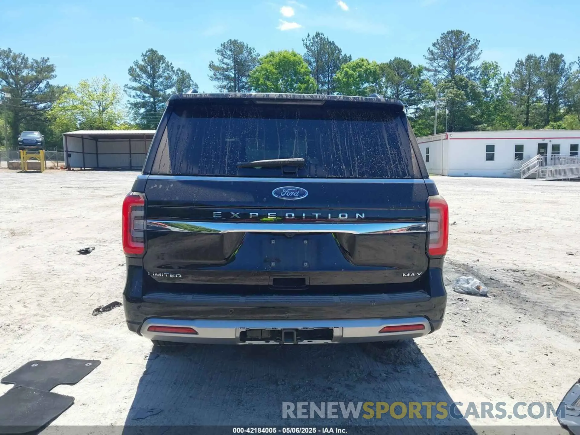 17 Photograph of a damaged car 1FMJK1K87REA30051 FORD EXPEDITION 2024