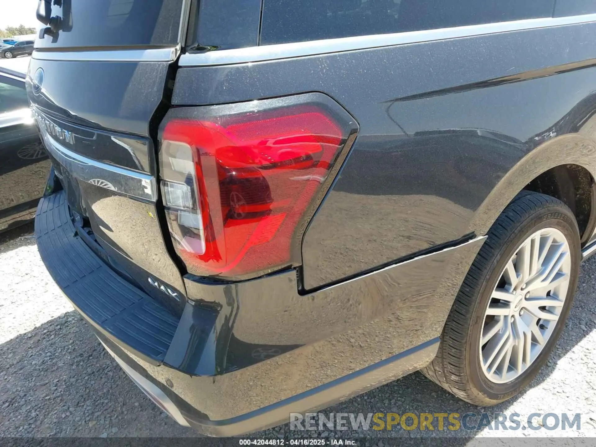 17 Photograph of a damaged car 1FMJK2A80REA12255 FORD EXPEDITION 2024