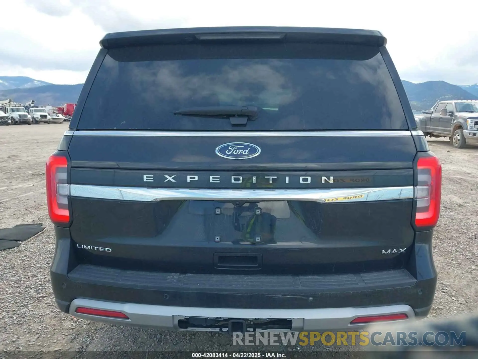 17 Photograph of a damaged car 1FMJK2A81REA41067 FORD EXPEDITION 2024