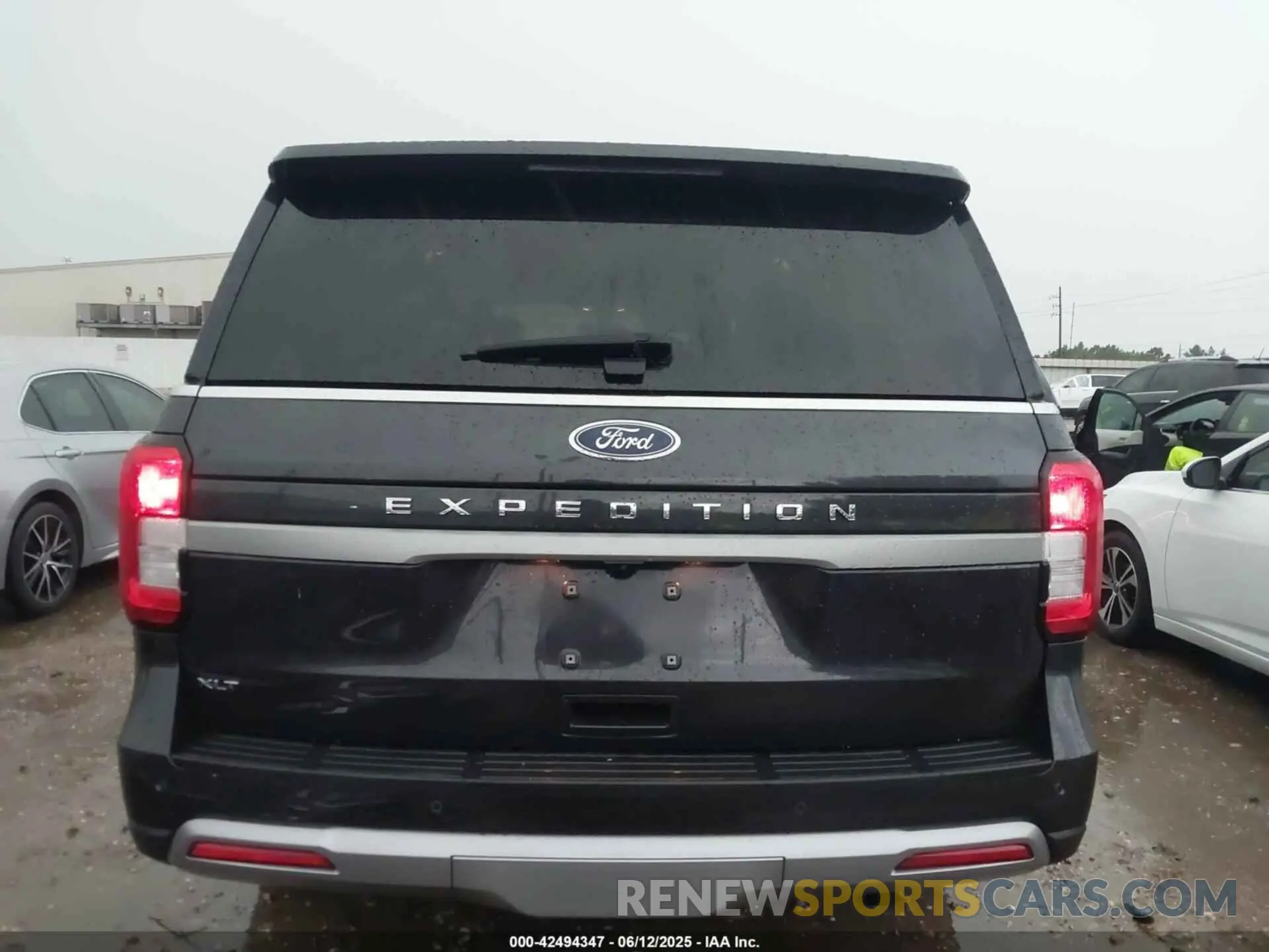 17 Photograph of a damaged car 1FMJU1H81REA50121 FORD EXPEDITION 2024