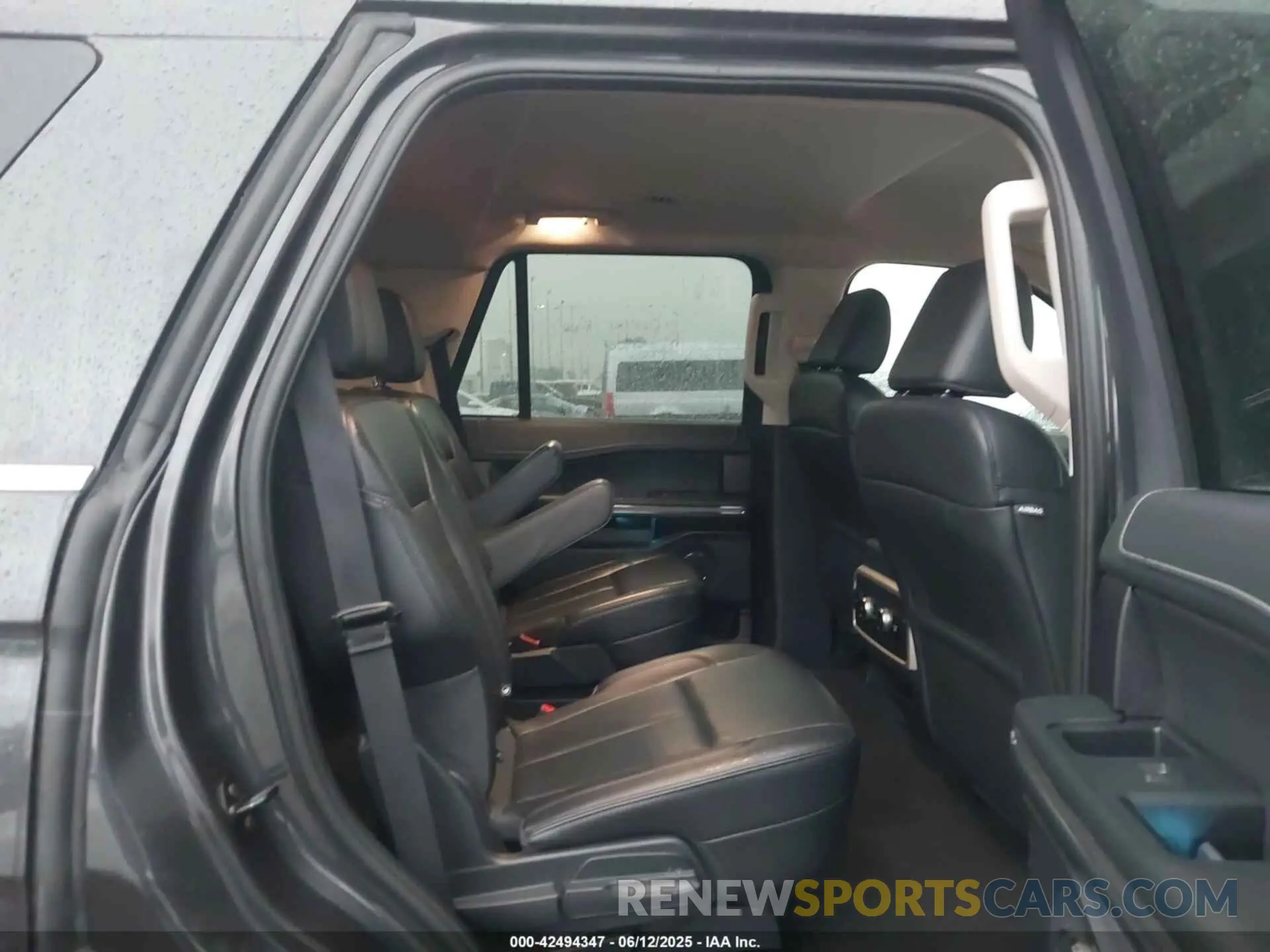 8 Photograph of a damaged car 1FMJU1H81REA50121 FORD EXPEDITION 2024