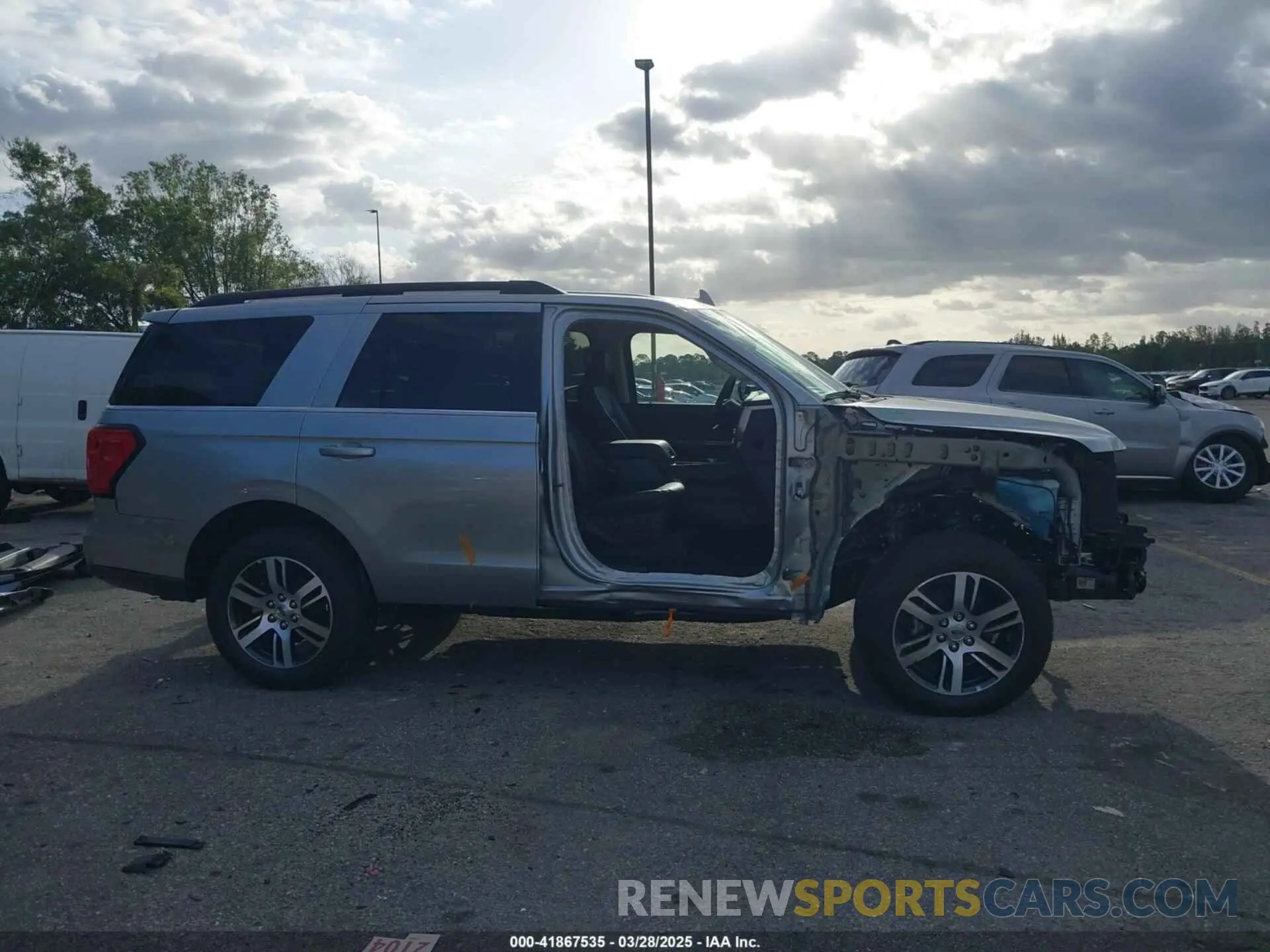14 Photograph of a damaged car 1FMJU1H83REA98705 FORD EXPEDITION 2024