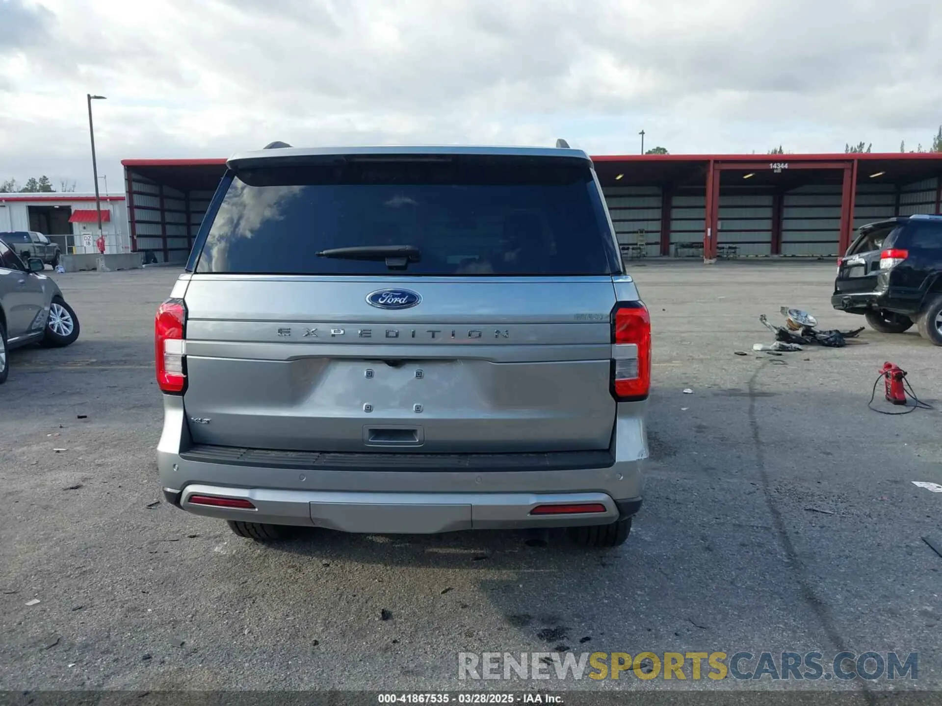 17 Photograph of a damaged car 1FMJU1H83REA98705 FORD EXPEDITION 2024