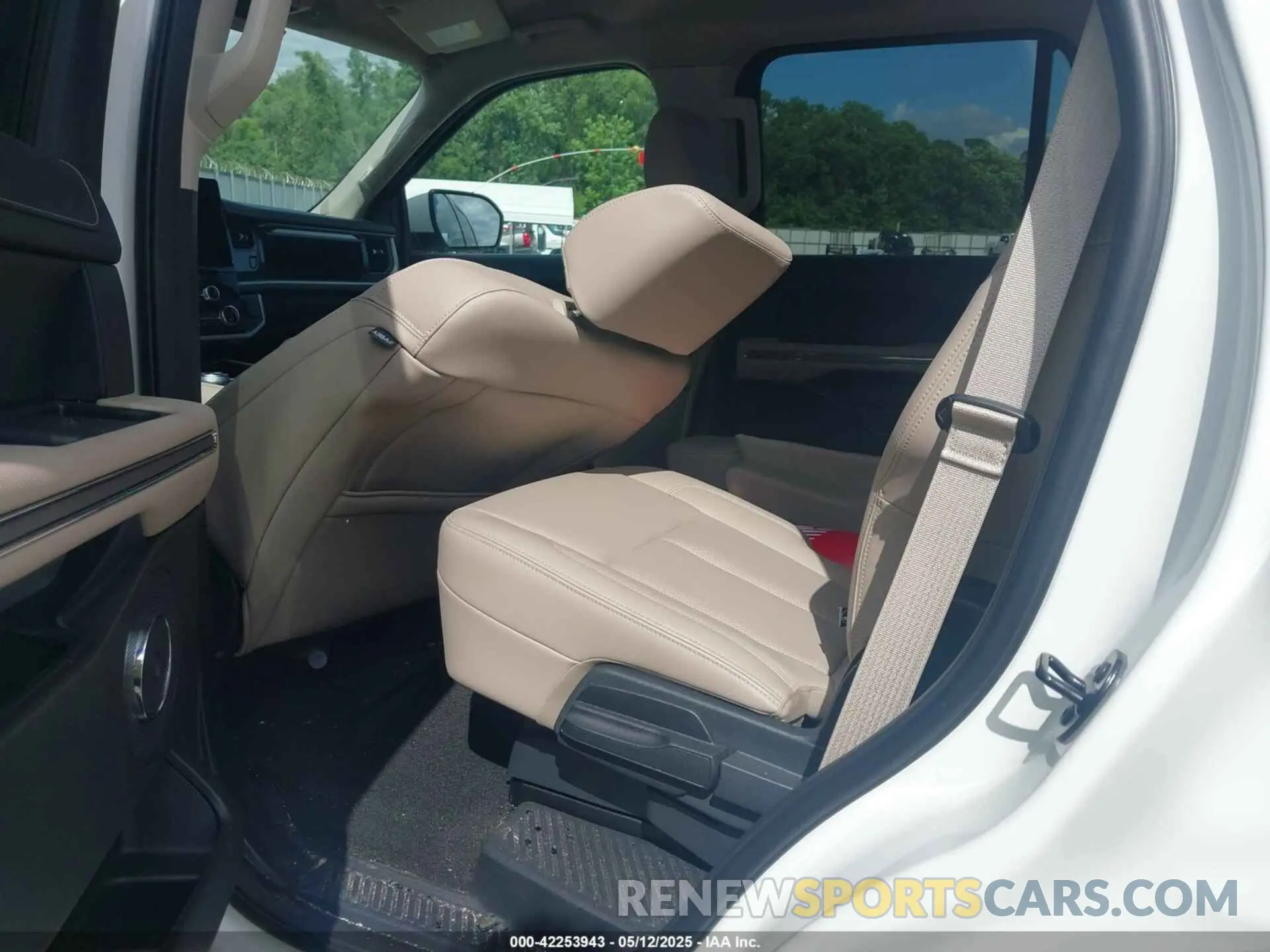 8 Photograph of a damaged car 1FMJU1H87REA59678 FORD EXPEDITION 2024