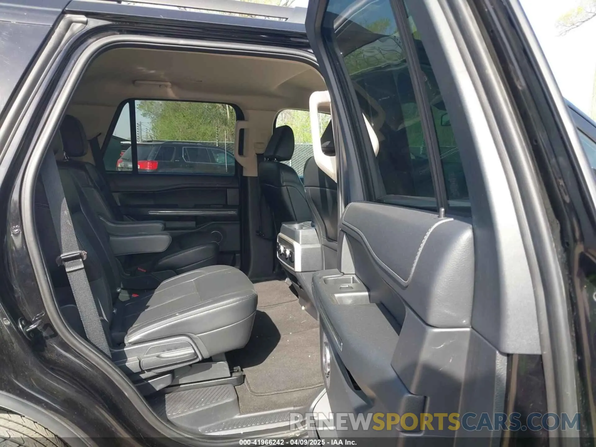 8 Photograph of a damaged car 1FMJU1J85REA08710 FORD EXPEDITION 2024