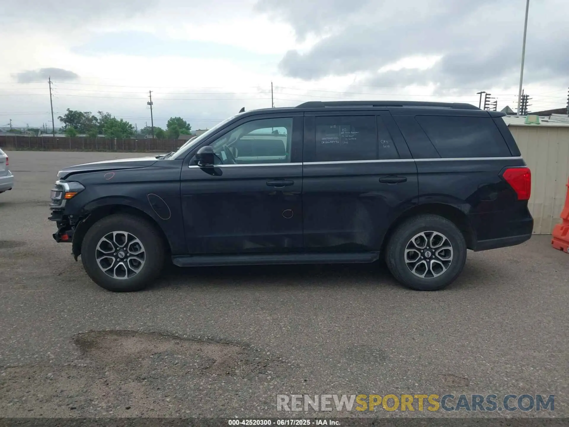 15 Photograph of a damaged car 1FMJU1J85REA09324 FORD EXPEDITION 2024