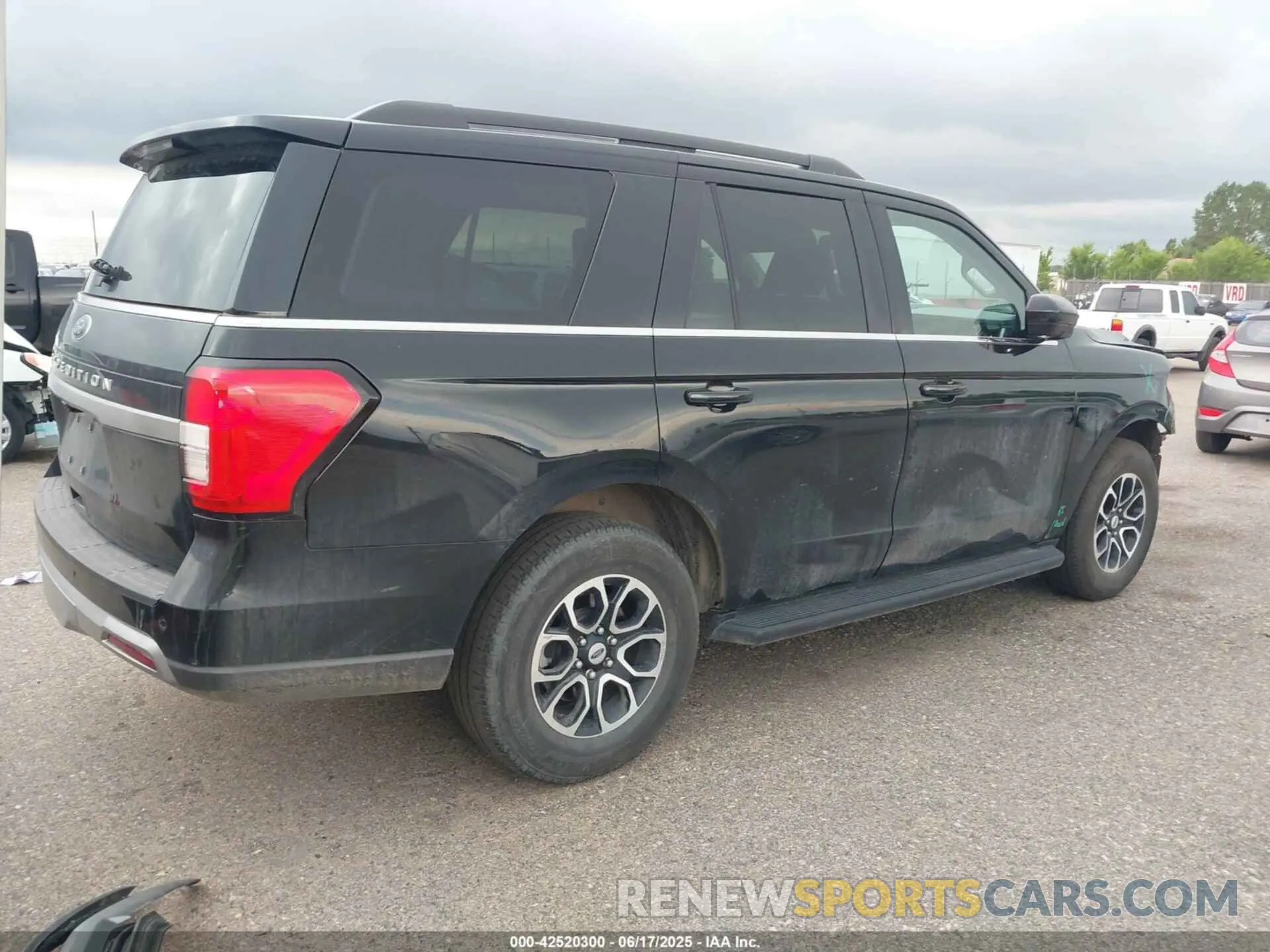 4 Photograph of a damaged car 1FMJU1J85REA09324 FORD EXPEDITION 2024
