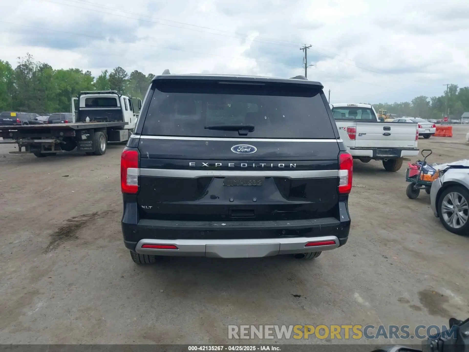 16 Photograph of a damaged car 1FMJU1J86REA25838 FORD EXPEDITION 2024