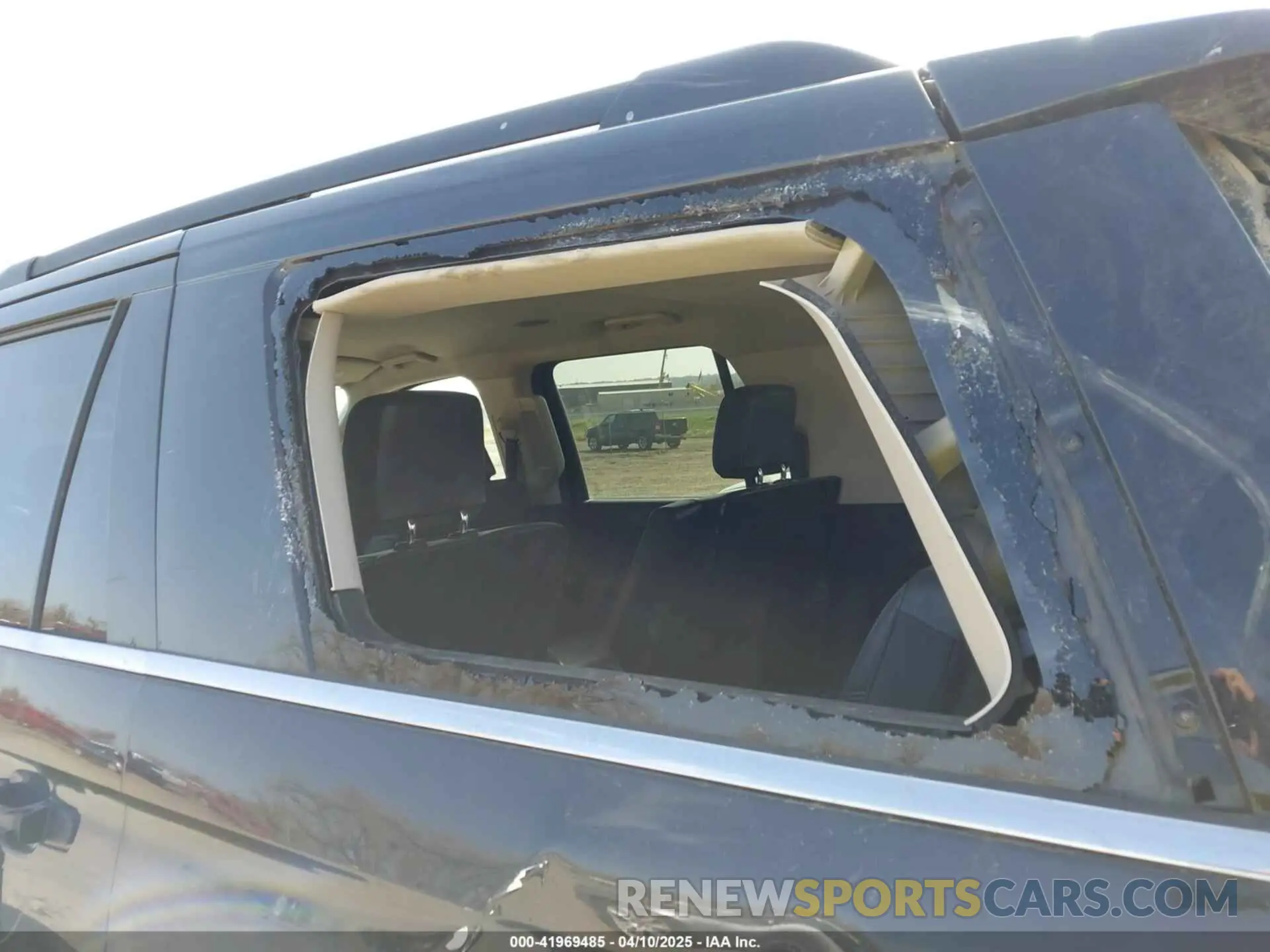 17 Photograph of a damaged car 1FMJU1J87REA18297 FORD EXPEDITION 2024