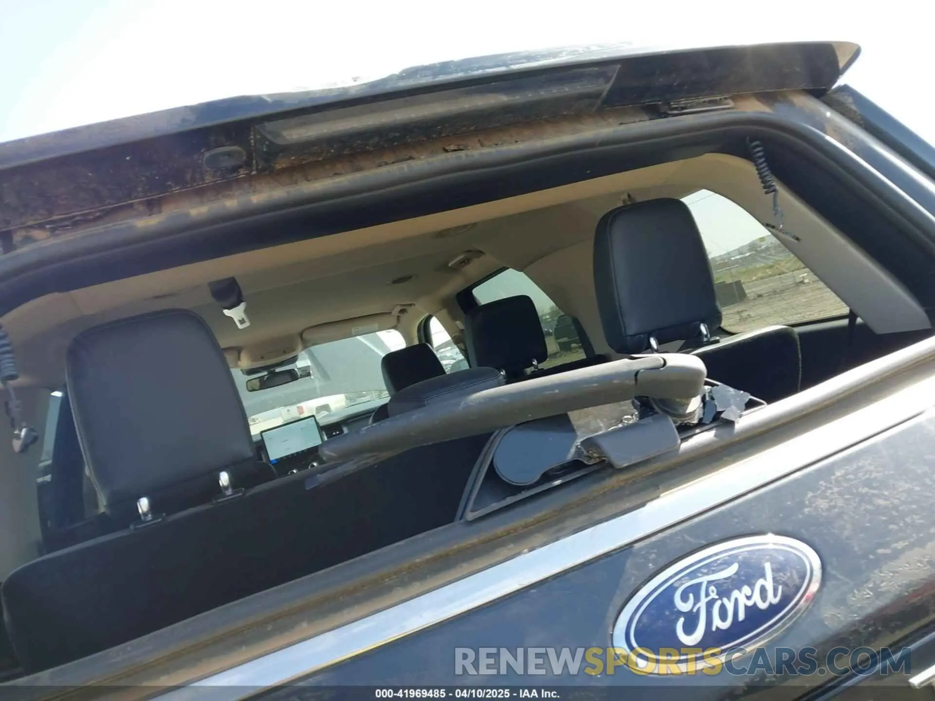 19 Photograph of a damaged car 1FMJU1J87REA18297 FORD EXPEDITION 2024