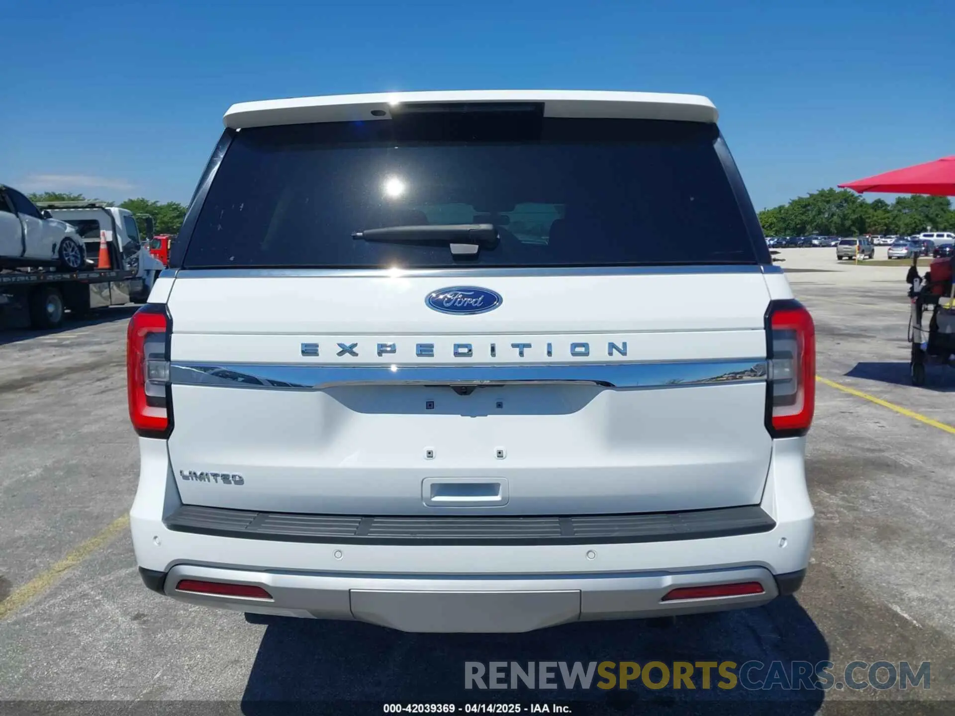 16 Photograph of a damaged car 1FMJU1K85REA10326 FORD EXPEDITION 2024