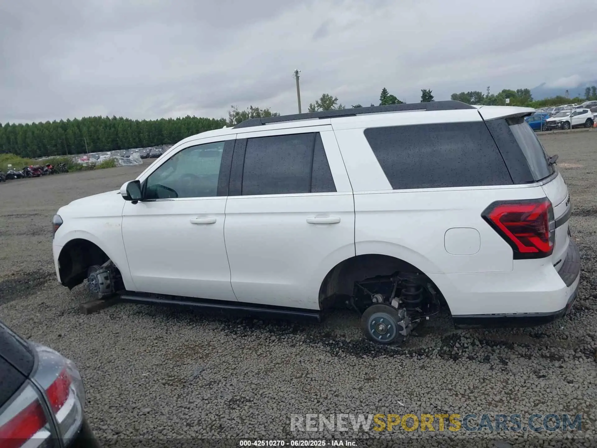 14 Photograph of a damaged car 1FMJU2A81REA69753 FORD EXPEDITION 2024