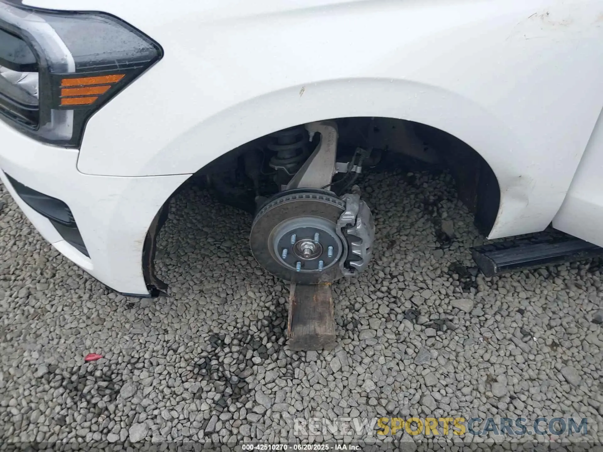 18 Photograph of a damaged car 1FMJU2A81REA69753 FORD EXPEDITION 2024