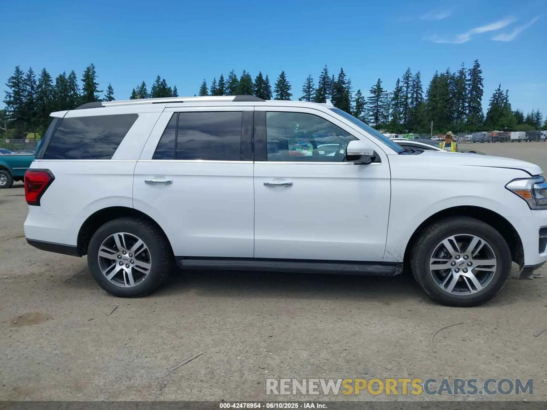 13 Photograph of a damaged car 1FMJU2A88REA35566 FORD EXPEDITION 2024