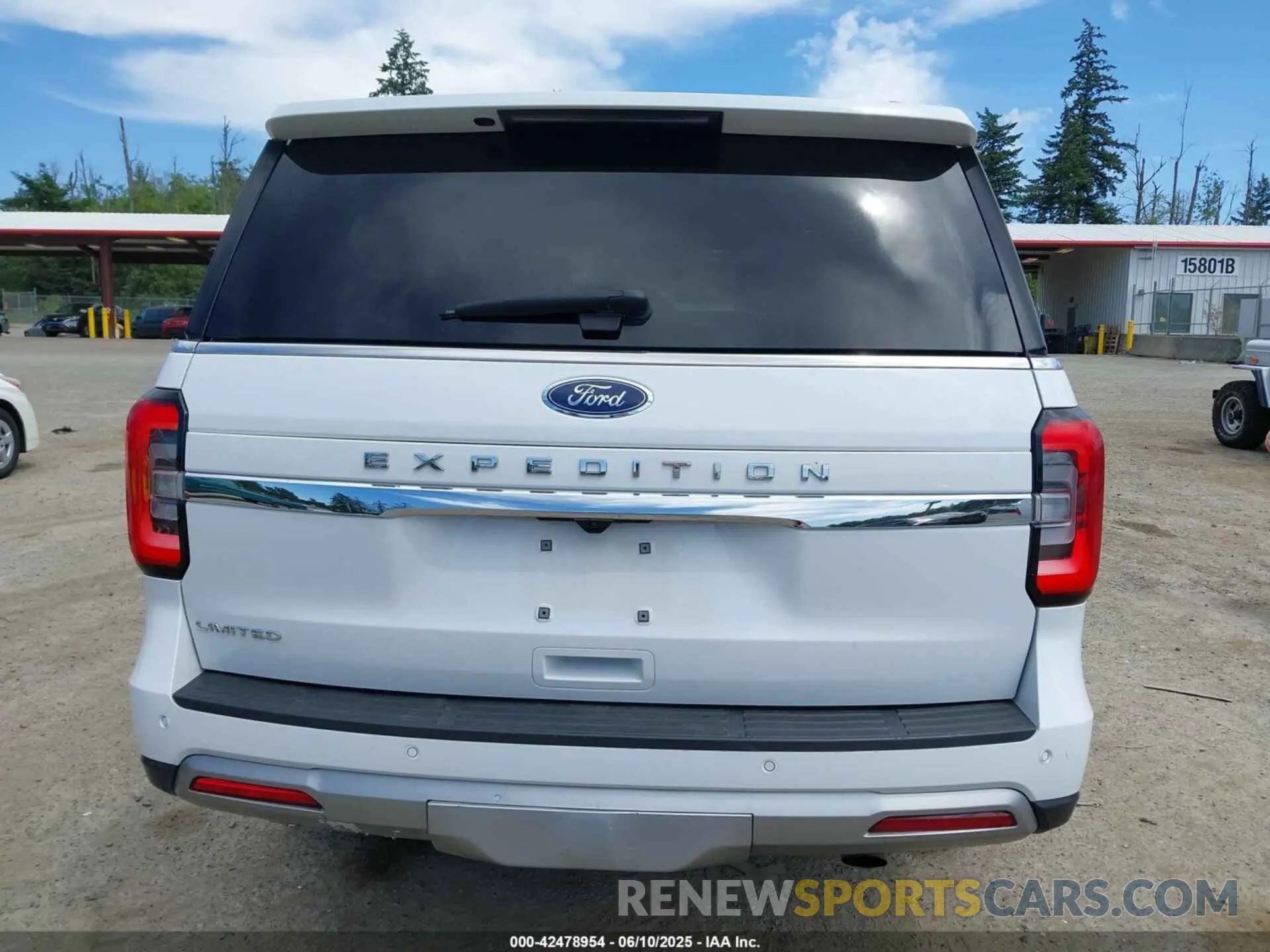 16 Photograph of a damaged car 1FMJU2A88REA35566 FORD EXPEDITION 2024
